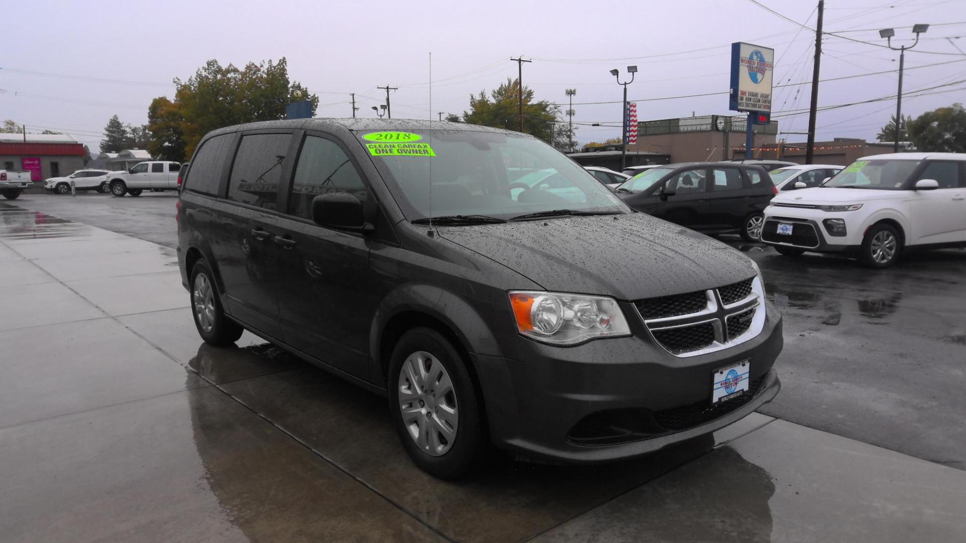 2018 GRAY Dodge Grand Caravan SE (2C4RDGBG5JR) with an 3.6L V6 DOHC 24V engine, 6A transmission, located at 502 S. Riverside Avenue, Medford, OR, 97501, (541) 773-3136, 42.322803, -122.867477 - Photo#1