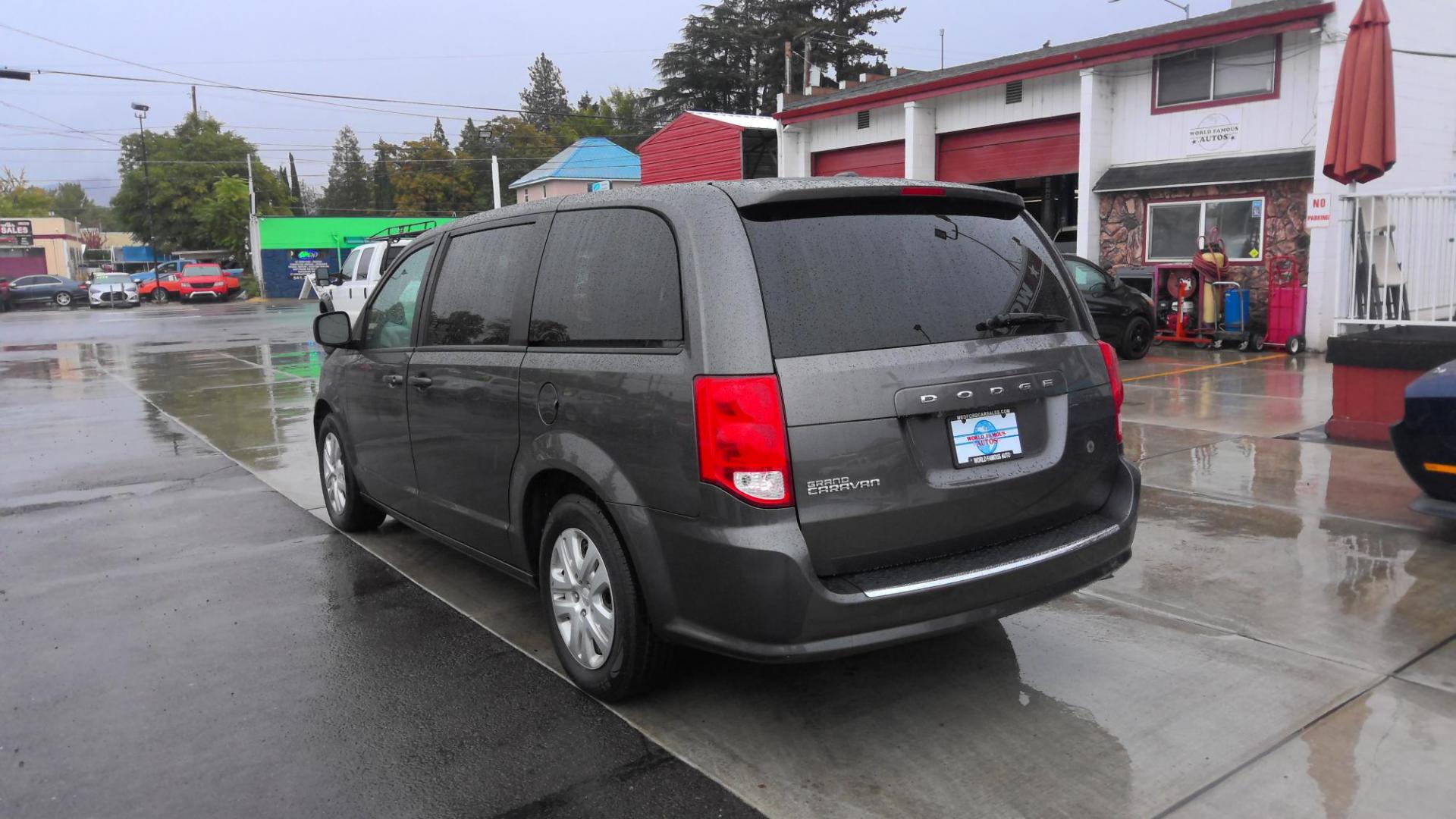 2018 GRAY Dodge Grand Caravan SE (2C4RDGBG5JR) with an 3.6L V6 DOHC 24V engine, 6A transmission, located at 502 S. Riverside Avenue, Medford, OR, 97501, (541) 773-3136, 42.322803, -122.867477 - Photo#3