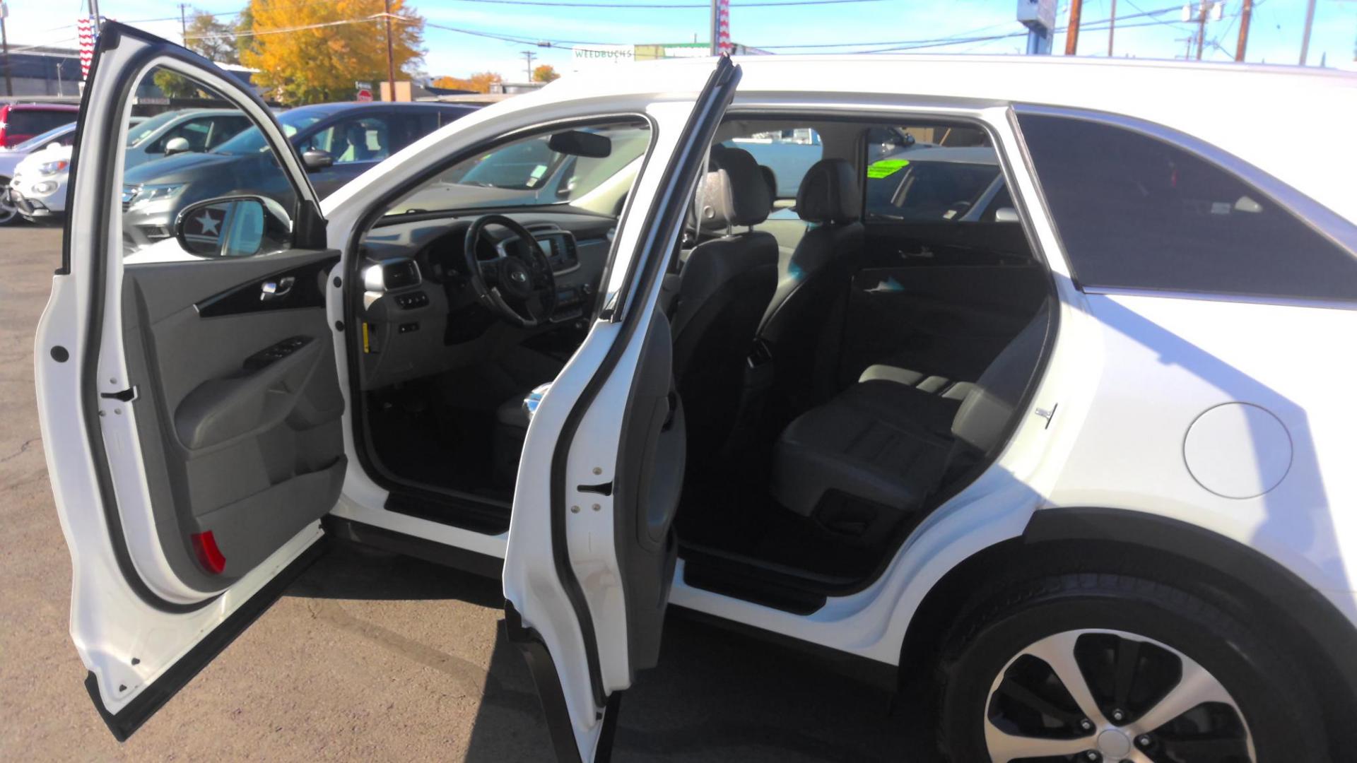 2016 WHITE Kia Sorento EX V6 AWD (5XYPHDA52GG) with an 3.3L V6 DOHC 24V engine, 6-Speed Automatic transmission, located at 502 S. Riverside Avenue, Medford, OR, 97501, (541) 773-3136, 42.322803, -122.867477 - Photo#4