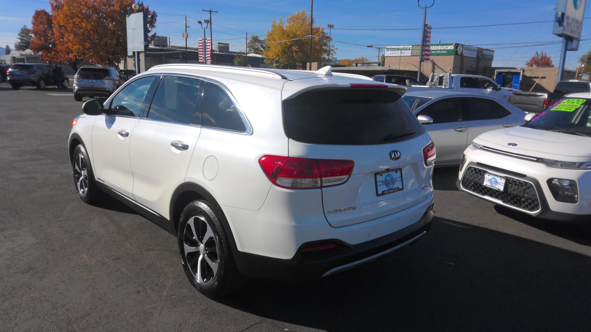 2016 WHITE Kia Sorento EX V6 AWD (5XYPHDA52GG) with an 3.3L V6 DOHC 24V engine, 6-Speed Automatic transmission, located at 502 S. Riverside Avenue, Medford, OR, 97501, (541) 773-3136, 42.322803, -122.867477 - Photo#6