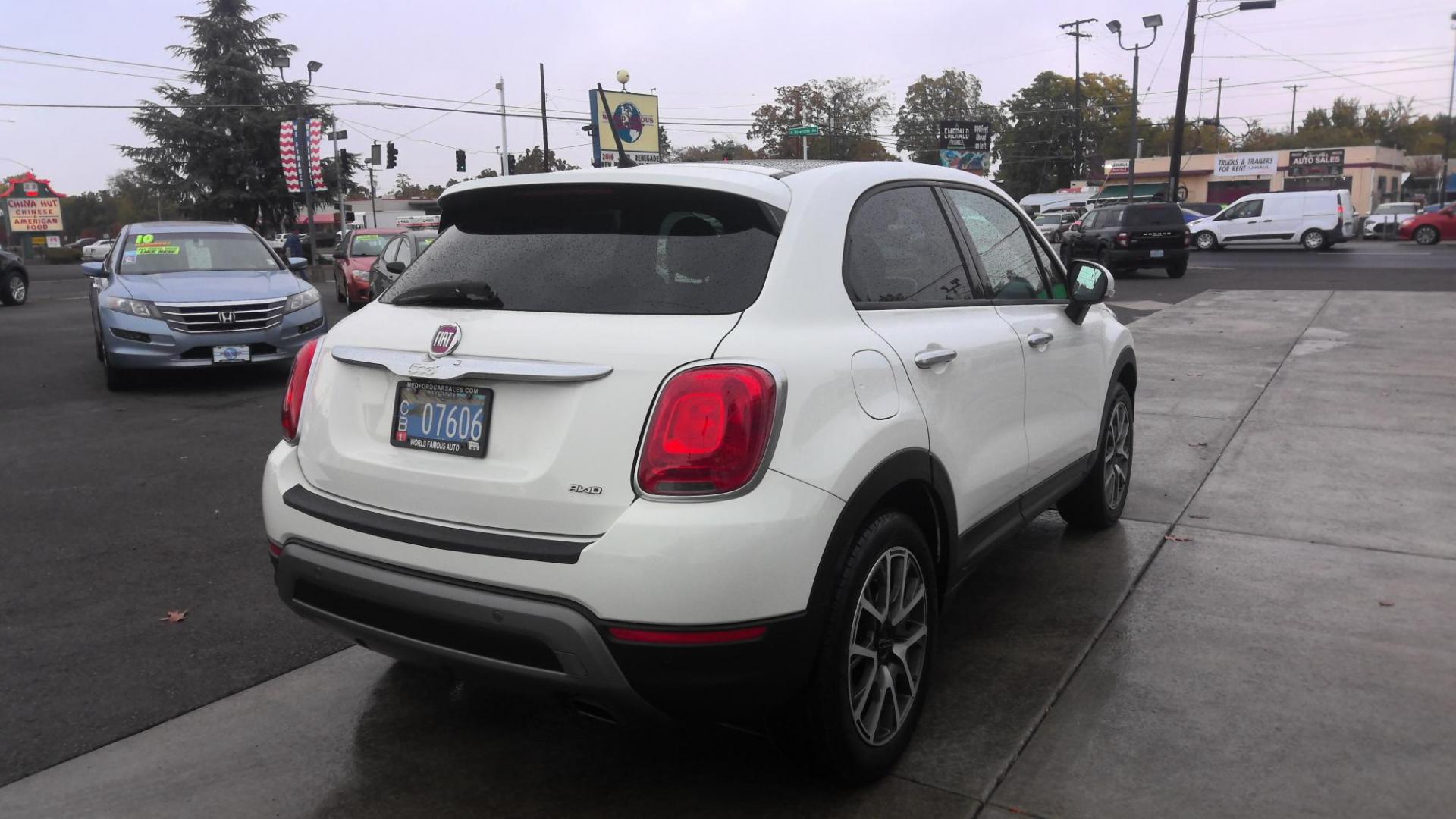 2016 WHITE Fiat 500x Trekking Plus AWD (ZFBCFYETXGP) with an 2.4L L4 engine, 9A transmission, located at 502 S. Riverside Avenue, Medford, OR, 97501, (541) 773-3136, 42.322803, -122.867477 - Photo#2