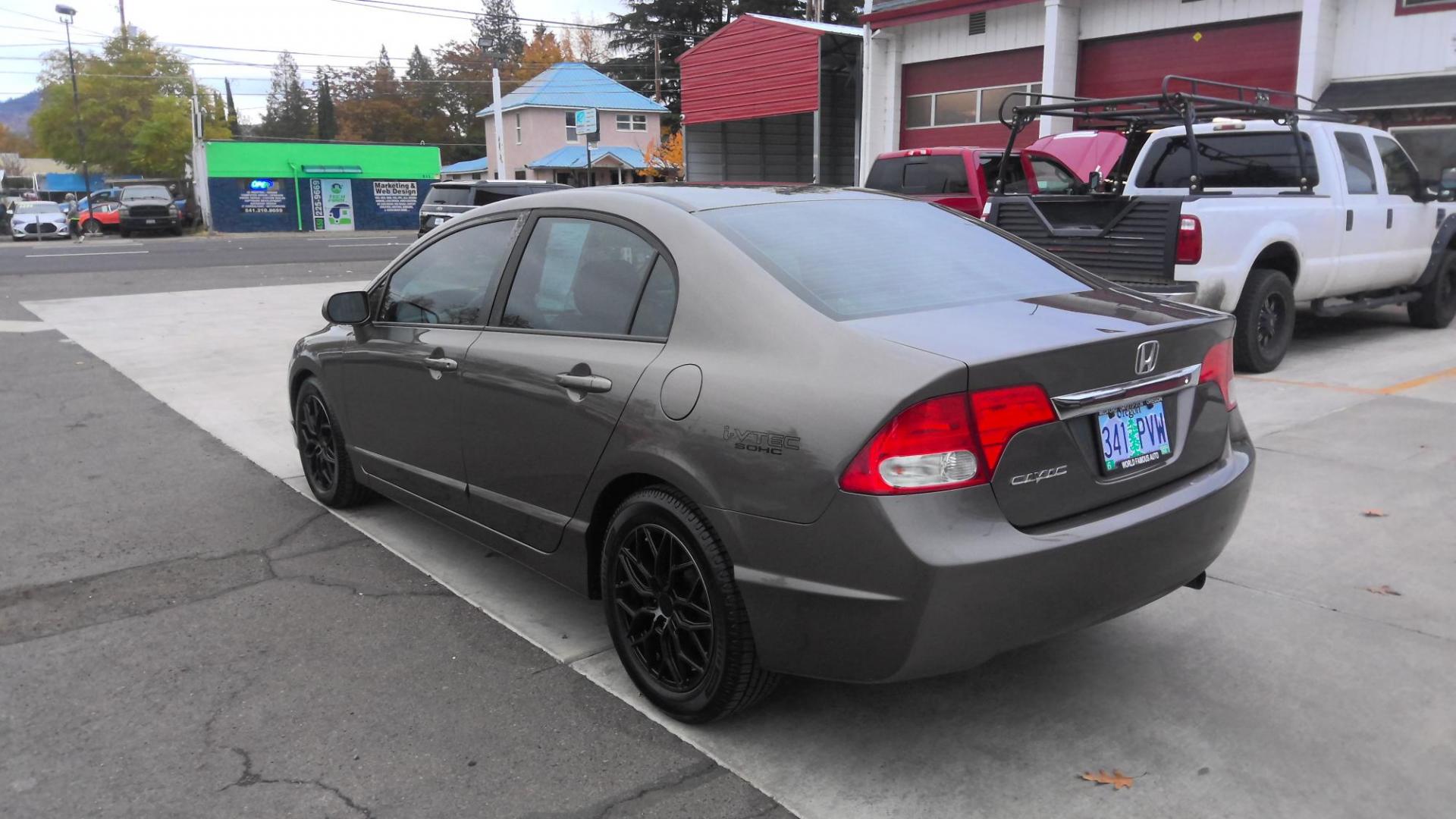 2010 GRAY Honda Civic LX Sedan 5-Speed AT (19XFA1F56AE) with an 1.8L L4 SOHC 16V engine, 5-Speed Automatic transmission, located at 502 S. Riverside Avenue, Medford, OR, 97501, (541) 773-3136, 42.322803, -122.867477 - Photo#3