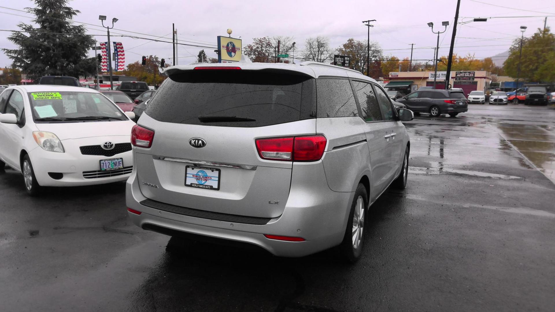 2016 SILVER Kia Sedona LX (KNDMB5C17G6) with an 3.3L V6 DOHC 24V engine, 6-Speed Automatic transmission, located at 502 S. Riverside Avenue, Medford, OR, 97501, (541) 773-3136, 42.322803, -122.867477 - Photo#2