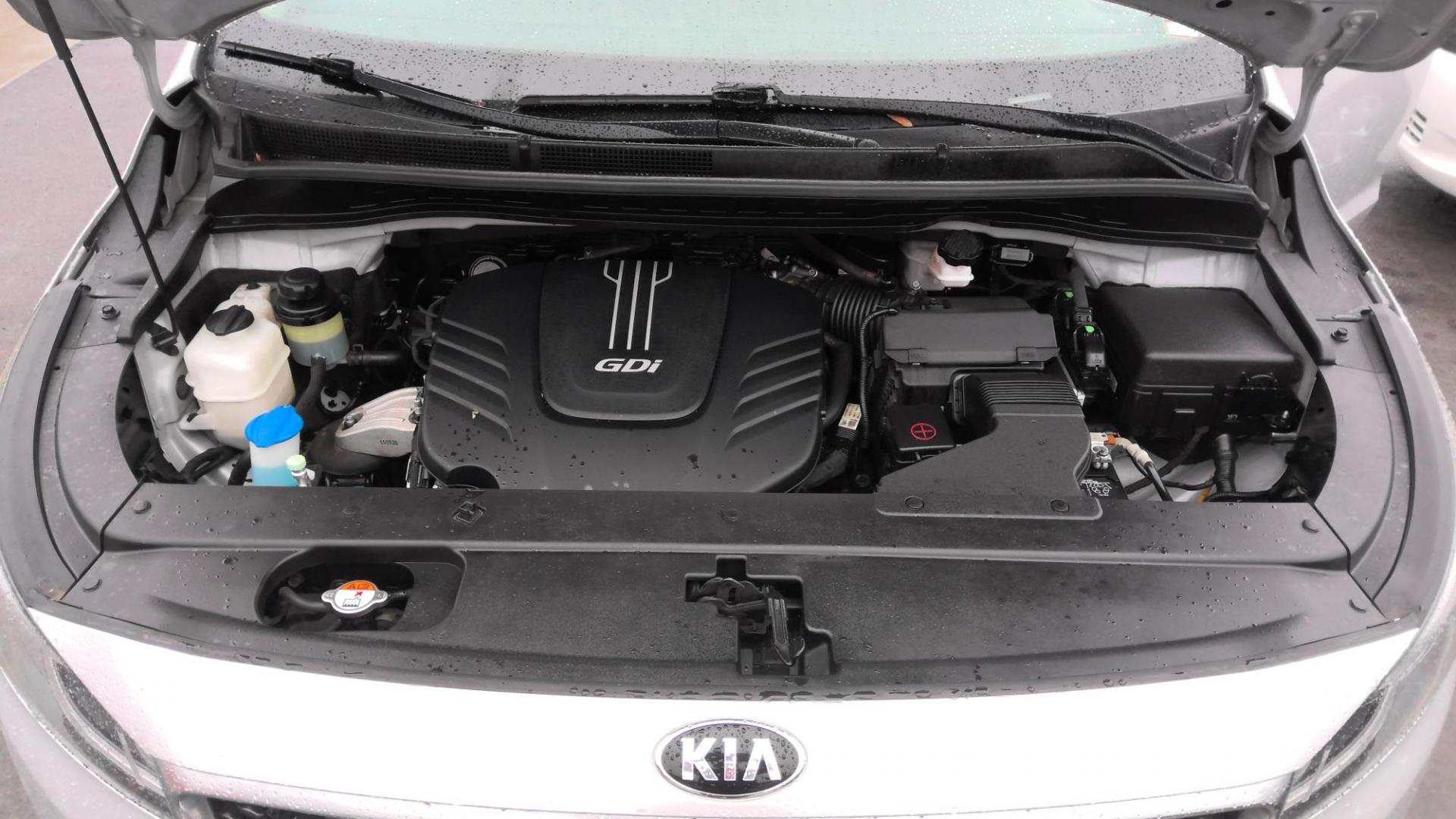 2016 SILVER Kia Sedona LX (KNDMB5C17G6) with an 3.3L V6 DOHC 24V engine, 6-Speed Automatic transmission, located at 502 S. Riverside Avenue, Medford, OR, 97501, (541) 773-3136, 42.322803, -122.867477 - Photo#5