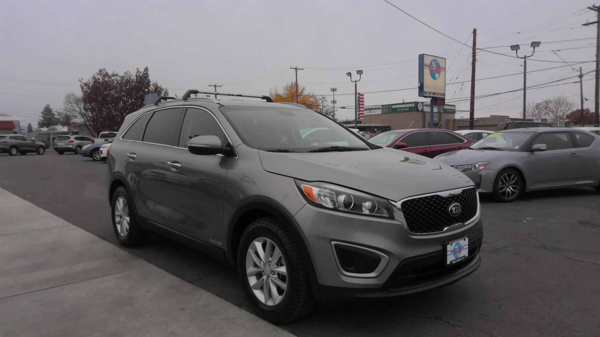 2016 GRAY Kia Sorento LX V6 AWD (5XYPGDA5XGG) with an 3.3L V6 DOHC 24V engine, 6-Speed Automatic transmission, located at 502 S. Riverside Avenue, Medford, OR, 97501, (541) 773-3136, 42.322803, -122.867477 - Photo#0