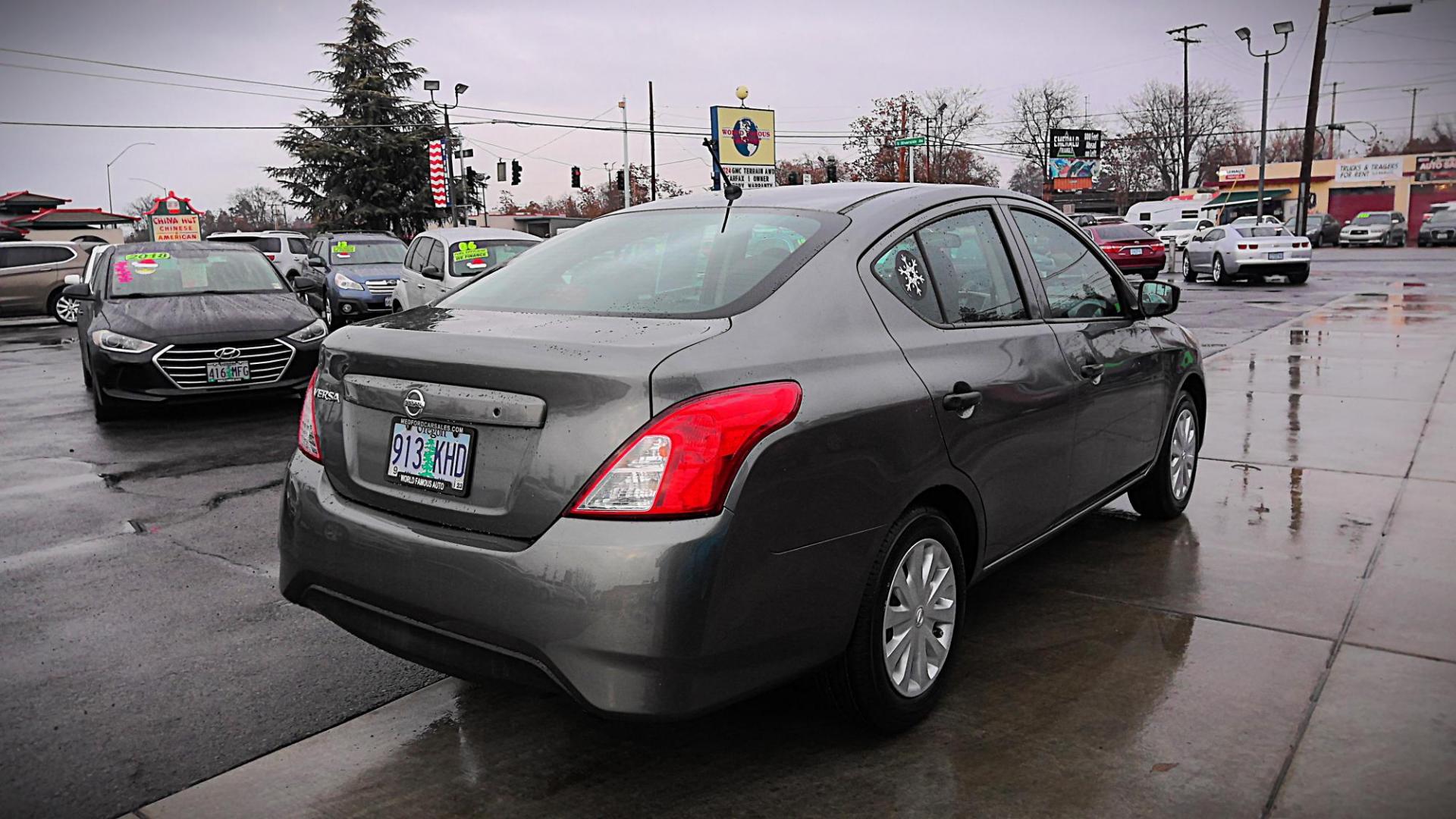 2016 GRAY Nissan Versa 1.6 S 5M (3N1CN7AP6GL) with an 1.6L L4 DOHC 16V engine, 5M transmission, located at 502 S. Riverside Avenue, Medford, OR, 97501, (541) 773-3136, 42.322803, -122.867477 - Photo#2