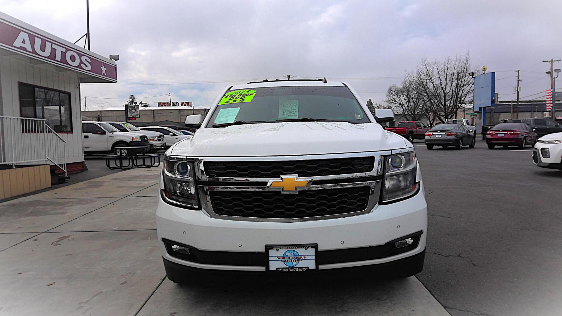 2015 WHITE Chevrolet Suburban LT 1500 4WD (1GNSKJKC6FR) with an 5.3L V8 OHV 16V engine, 6-Speed Automatic transmission, located at 502 S. Riverside Avenue, Medford, OR, 97501, (541) 773-3136, 42.322803, -122.867477 - Photo#1