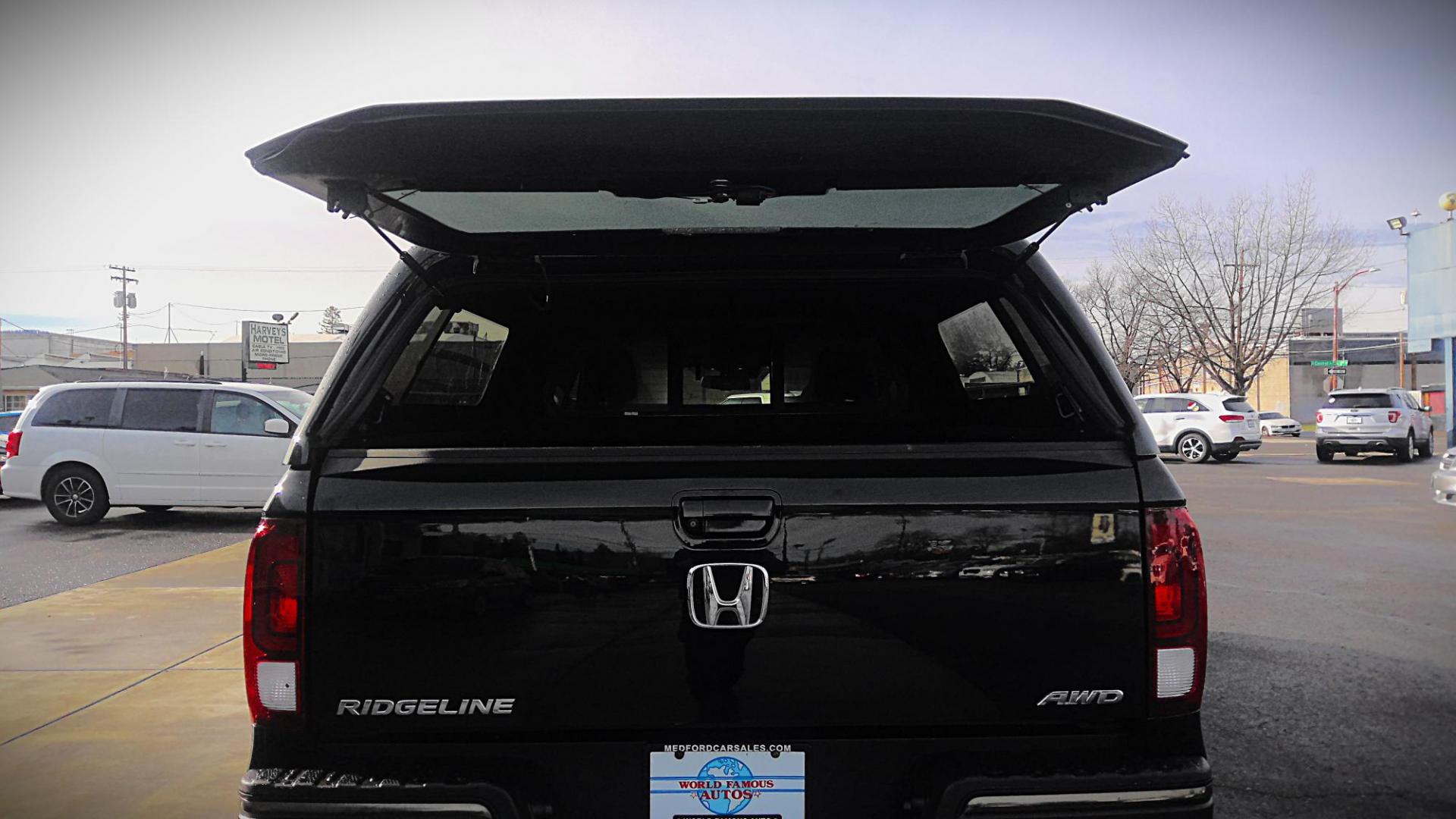 2017 BLACK Honda Ridgeline Black Edition AWD (5FPYK3F86HB) with an 3.5L V6 SOHC 24V engine, 6A transmission, located at 502 S. Riverside Avenue, Medford, OR, 97501, (541) 773-3136, 42.322803, -122.867477 - Photo#3