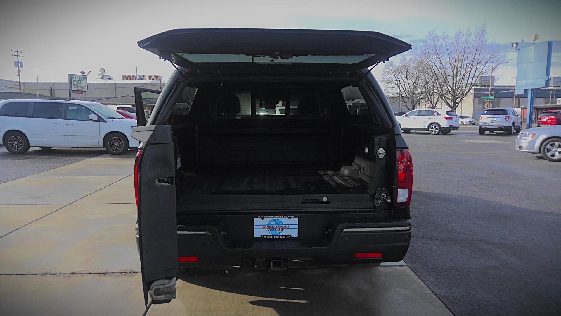 2017 BLACK Honda Ridgeline Black Edition AWD (5FPYK3F86HB) with an 3.5L V6 SOHC 24V engine, 6A transmission, located at 502 S. Riverside Avenue, Medford, OR, 97501, (541) 773-3136, 42.322803, -122.867477 - Photo#5