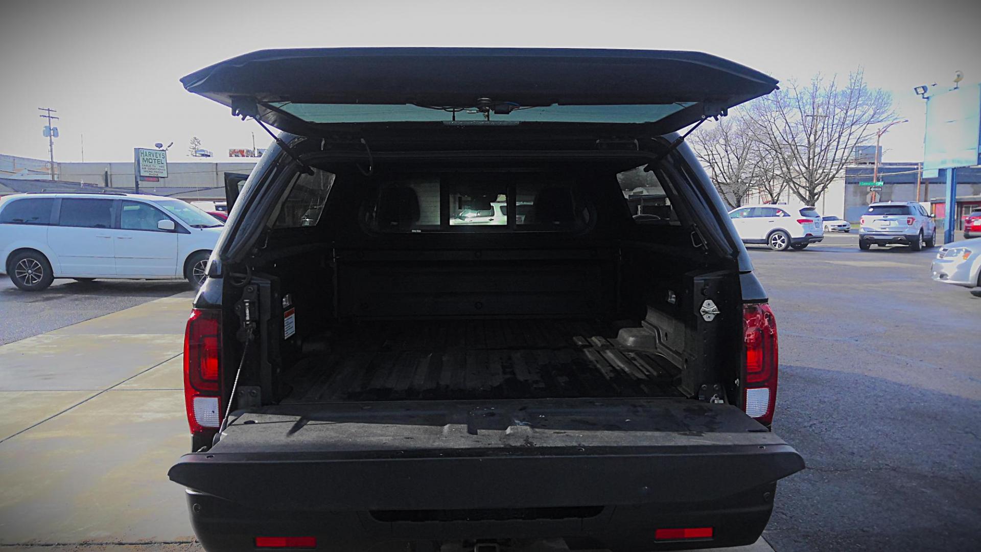 2017 BLACK Honda Ridgeline Black Edition AWD (5FPYK3F86HB) with an 3.5L V6 SOHC 24V engine, 6A transmission, located at 502 S. Riverside Avenue, Medford, OR, 97501, (541) 773-3136, 42.322803, -122.867477 - Photo#6