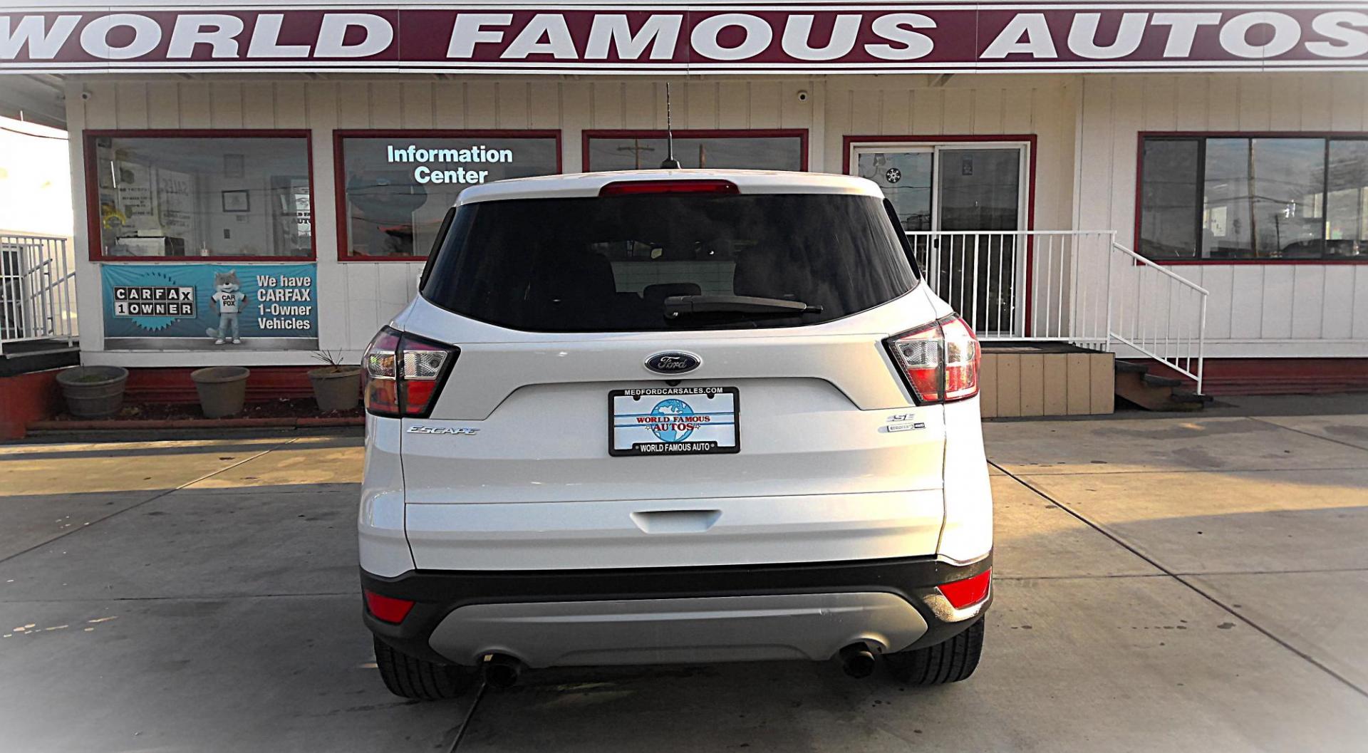 2017 WHITE Ford Escape SE 4WD (1FMCU9GD2HU) with an 1.5L L4 DOHC 16V engine, 6A transmission, located at 502 S. Riverside Avenue, Medford, OR, 97501, (541) 773-3136, 42.322803, -122.867477 - Photo#2