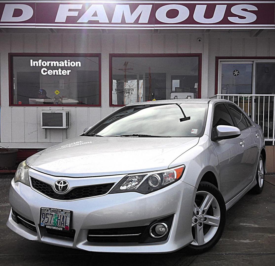 2013 SILVER Toyota Camry SE (4T1BF1FK8DU) with an 2.5L L4 DOHC 16V engine, 6-Speed Automatic transmission, located at 502 S. Riverside Avenue, Medford, OR, 97501, (541) 773-3136, 42.322803, -122.867477 - Photo#1