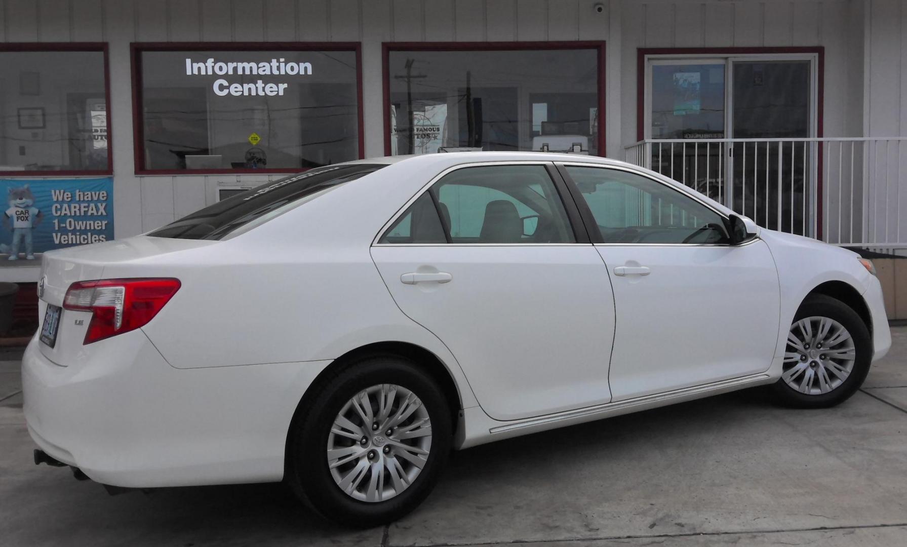 2012 WHITE Toyota Camry SE (4T4BF1FK1CR) with an 2.5L L4 DOHC 16V engine, 6-Speed Automatic transmission, located at 502 S. Riverside Avenue, Medford, OR, 97501, (541) 773-3136, 42.322803, -122.867477 - Photo#2