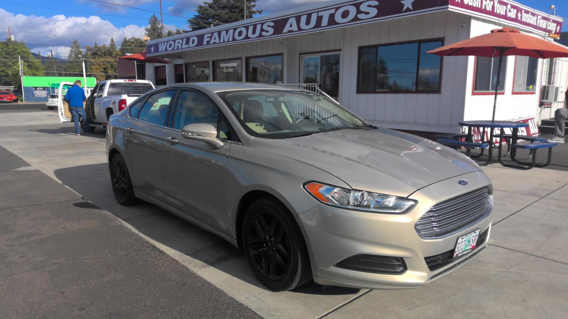 2015 GOLD Ford Fusion SE (3FA6P0H74FR) with an 2.5L L4 DOHC 16V engine, located at 502 S. Riverside Avenue, Medford, OR, 97501, (541) 773-3136, 42.322803, -122.867477 - Photo#1