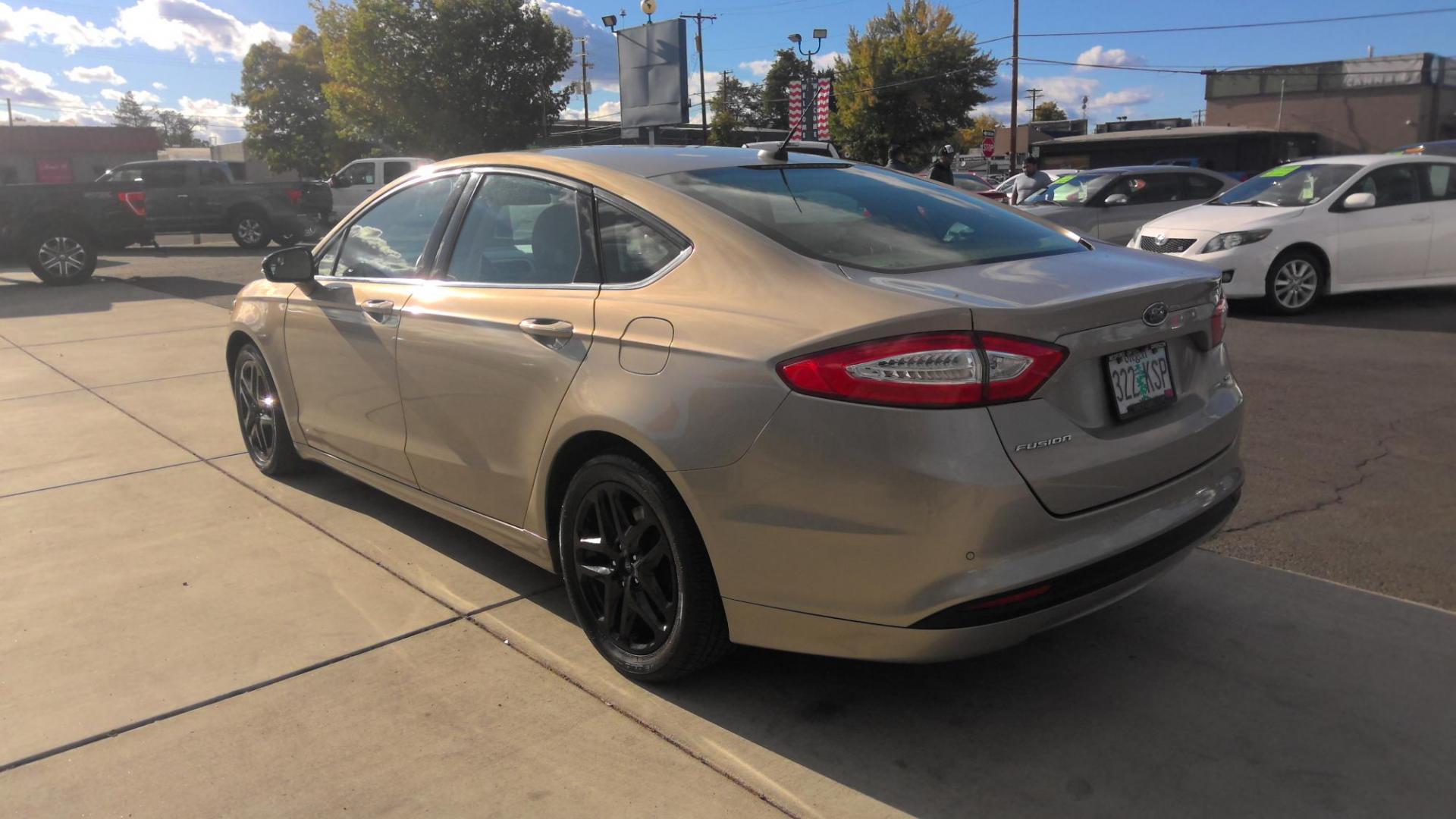 2015 GOLD Ford Fusion SE (3FA6P0H74FR) with an 2.5L L4 DOHC 16V engine, located at 502 S. Riverside Avenue, Medford, OR, 97501, (541) 773-3136, 42.322803, -122.867477 - Photo#3