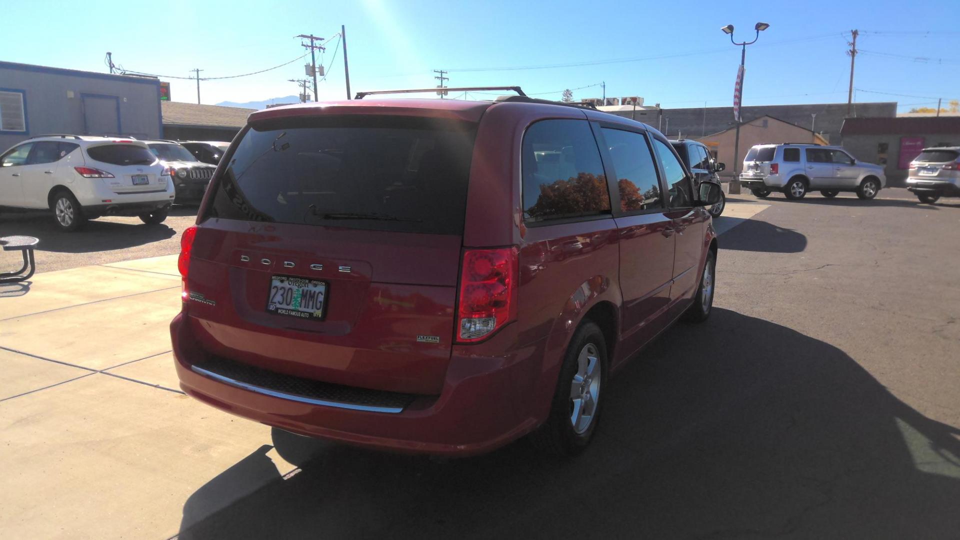 2012 RED Dodge Grand Caravan SXT (2C4RDGCG6CR) with an 3.6L V6 DOHC 24V engine, 6-Speed Automatic transmission, located at 502 S. Riverside Avenue, Medford, OR, 97501, (541) 773-3136, 42.322803, -122.867477 - Photo#3