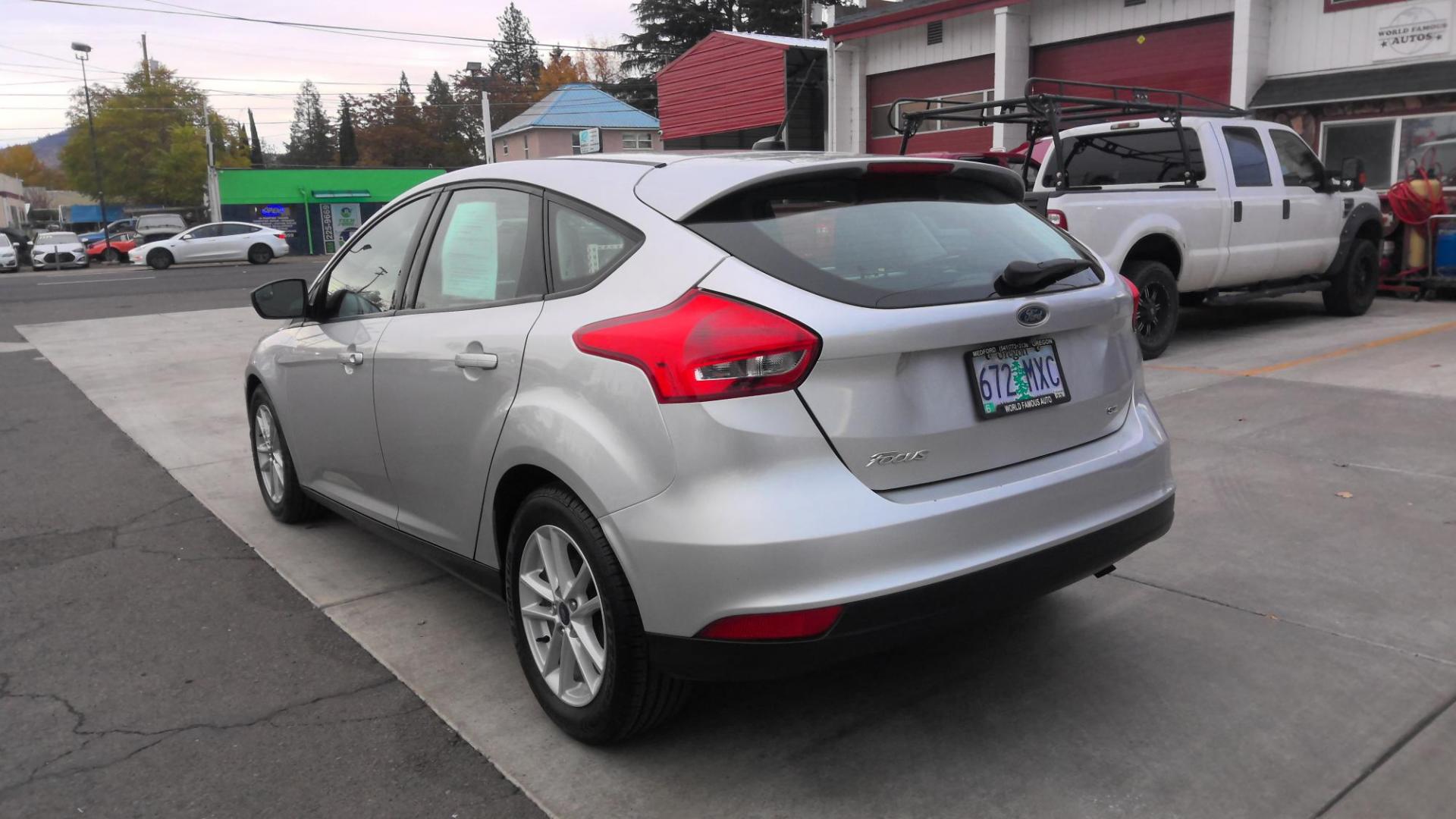 2018 SILVER Ford Focus SE Hatch (1FADP3K20JL) with an 2.0L L4 DOHC 16V engine, located at 502 S. Riverside Avenue, Medford, OR, 97501, (541) 773-3136, 42.322803, -122.867477 - Photo#3