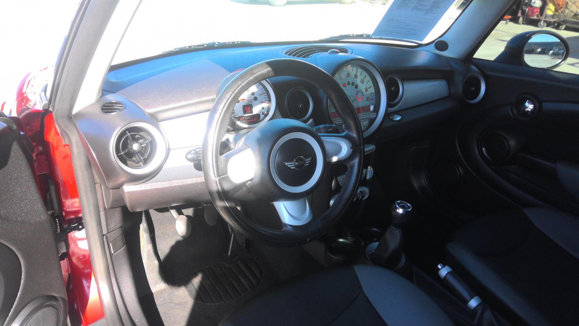 2009 RED /Gray Mini Clubman Base (WMWML33569T) with an 1.6L L4 DOHC 16V engine, Manual transmission, located at 502 S. Riverside Avenue, Medford, OR, 97501, (541) 773-3136, 42.322803, -122.867477 - Picture yourself on the streets of Venice in this 2009 Mini Cooper Clubman is a super fun little manual-transmission hatchback. - Photo#4