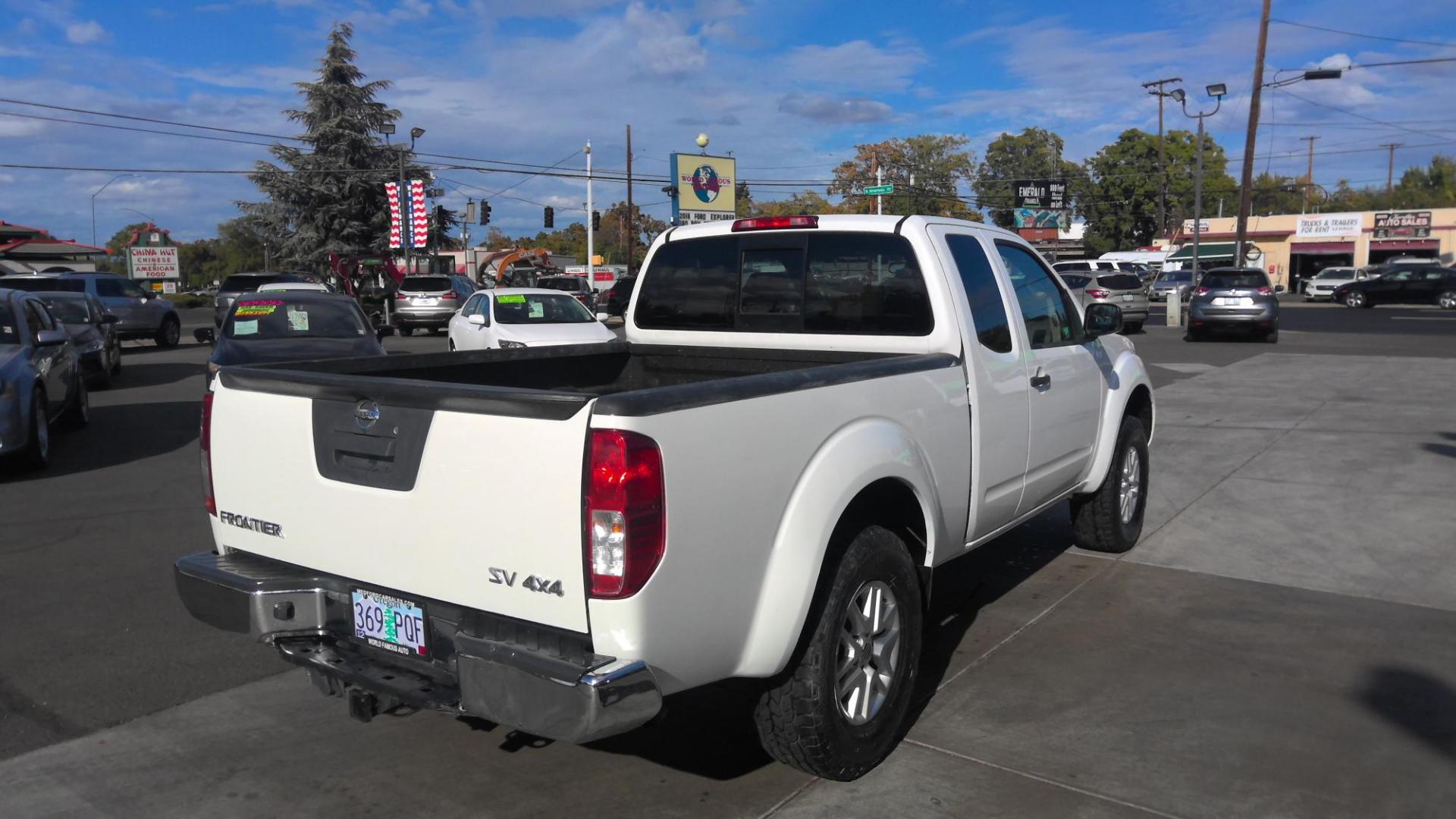 2015 WHITE Nissan Frontier S Crew Cab 5AT 4WD (1N6AD0CW2FN) with an 4.0L V6 DOHC 24V engine, 5-Speed Automatic transmission, located at 502 S. Riverside Avenue, Medford, OR, 97501, (541) 773-3136, 42.322803, -122.867477 - Photo#2