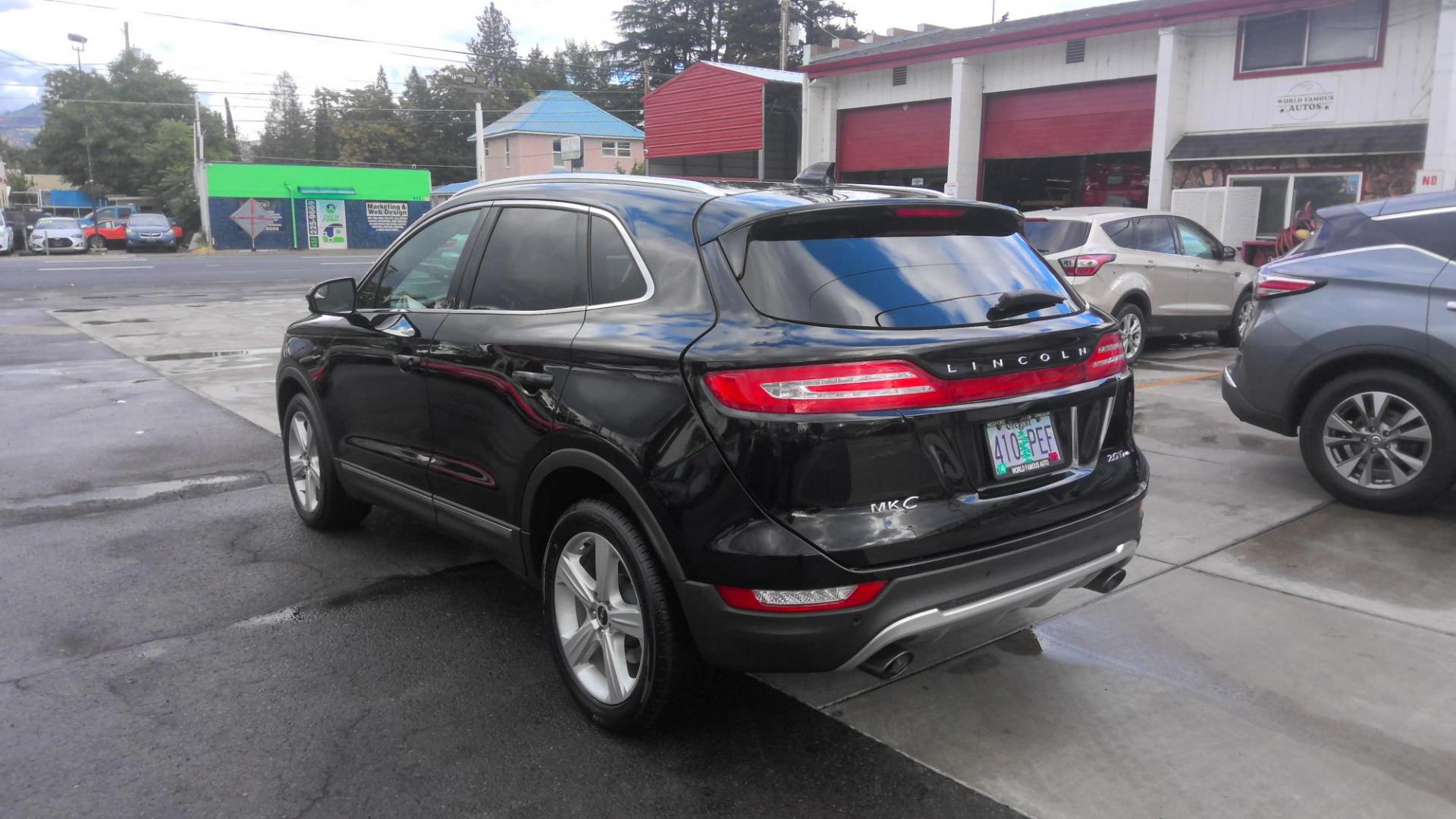 2017 BLACK Lincoln MKC Premiere AWD (5LMCJ1D99HU) with an 2.0L L4 DOHC 16V engine, 6A transmission, located at 502 S. Riverside Avenue, Medford, OR, 97501, (541) 773-3136, 42.322803, -122.867477 - Photo#3