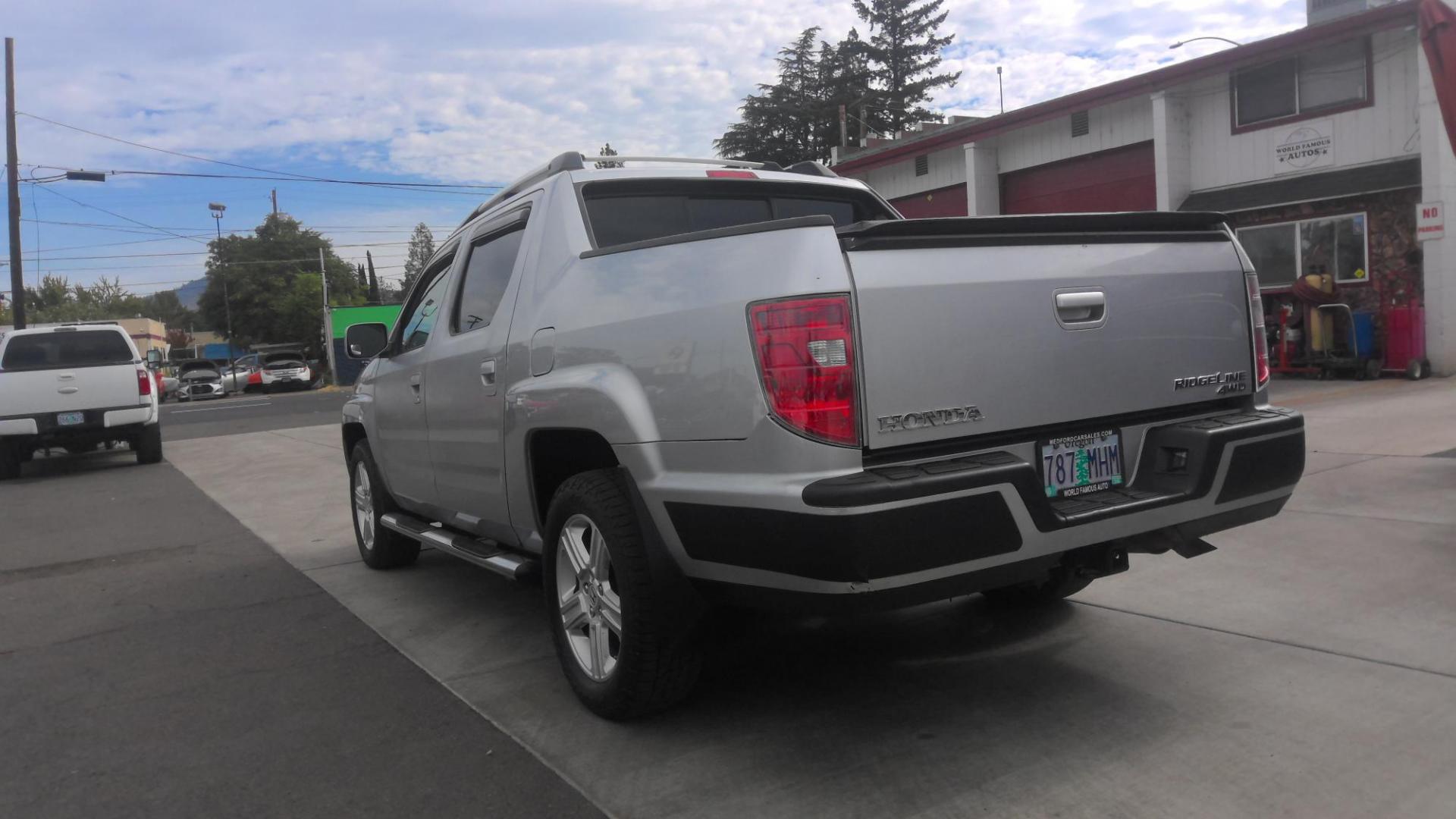 2010 SILVER Honda Ridgeline RTL (5FPYK1F57AB) with an 3.5L V6 SOHC 24V engine, 5-Speed Automatic transmission, located at 502 S. Riverside Avenue, Medford, OR, 97501, (541) 773-3136, 42.322803, -122.867477 - A Carfax "Good Value" buy, this Honda Ridgeline RTL is a sweet 4x4 for under $10k! - Photo#3