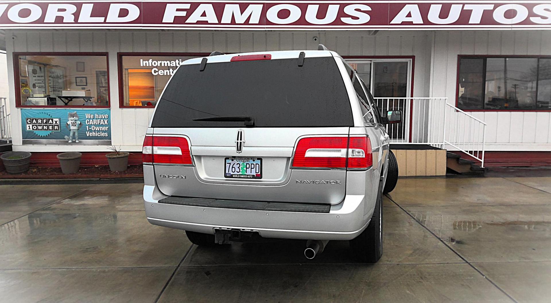 2013 SILVER Lincoln Navigator 4WD (5LMJJ2J59DE) with an 5.4L V8 SOHC 24V engine, 6-Speed Automatic transmission, located at 502 S. Riverside Avenue, Medford, OR, 97501, (541) 773-3136, 42.322803, -122.867477 - Photo#2