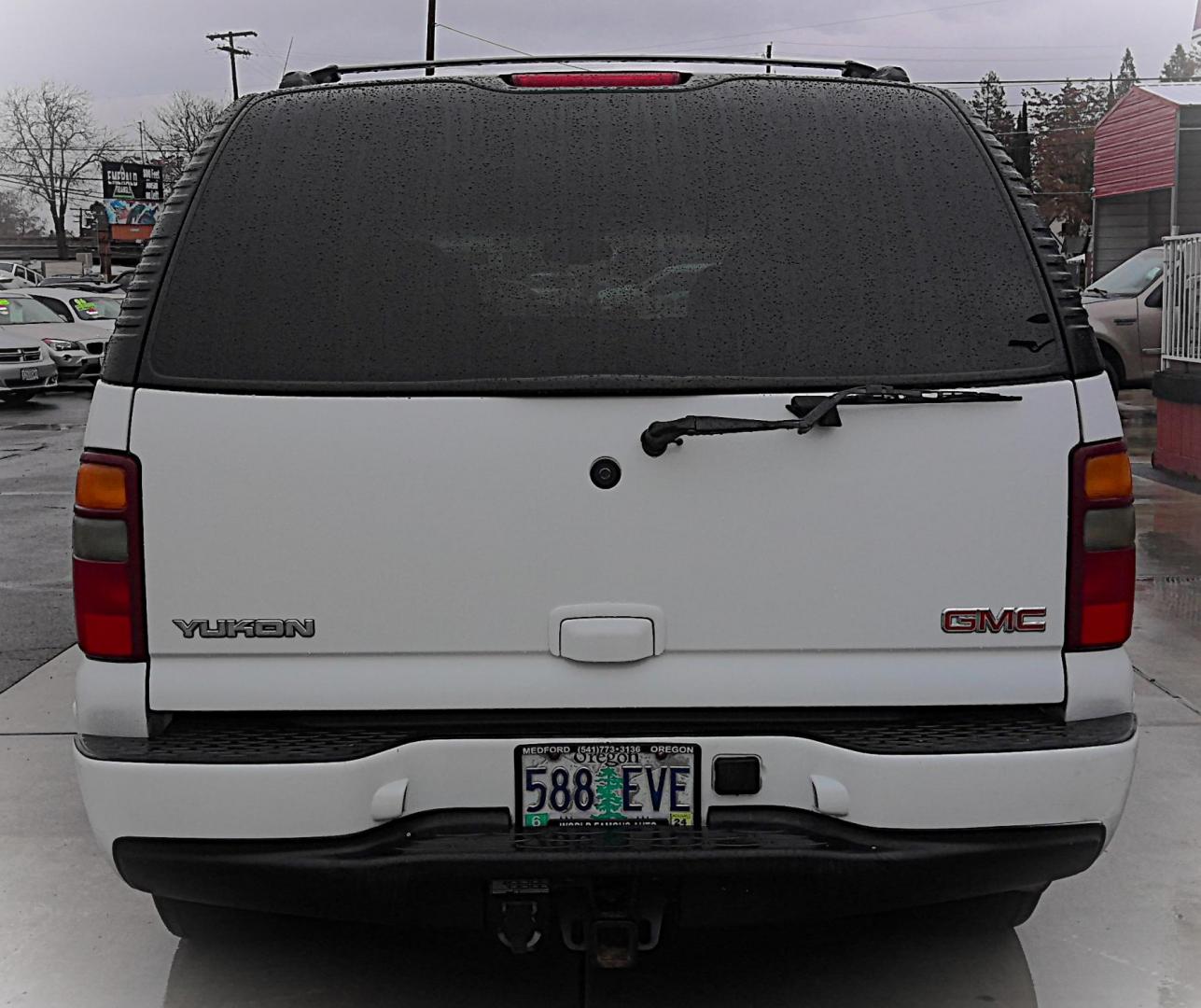 2003 WHITE GMC Yukon Denali Base (1GKEK63U53J) with an 6.0L V8 OHV 16V engine, 4-Speed Automatic Overdrive transmission, located at 502 S. Riverside Avenue, Medford, OR, 97501, (541) 773-3136, 42.322803, -122.867477 - Photo#2