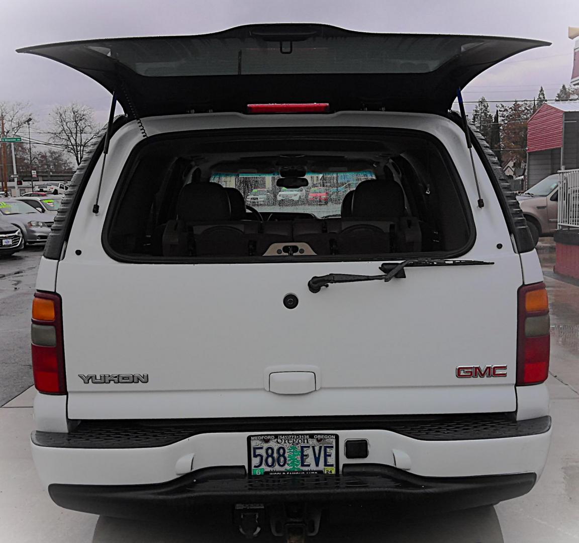 2003 WHITE GMC Yukon Denali Base (1GKEK63U53J) with an 6.0L V8 OHV 16V engine, 4-Speed Automatic Overdrive transmission, located at 502 S. Riverside Avenue, Medford, OR, 97501, (541) 773-3136, 42.322803, -122.867477 - Photo#3