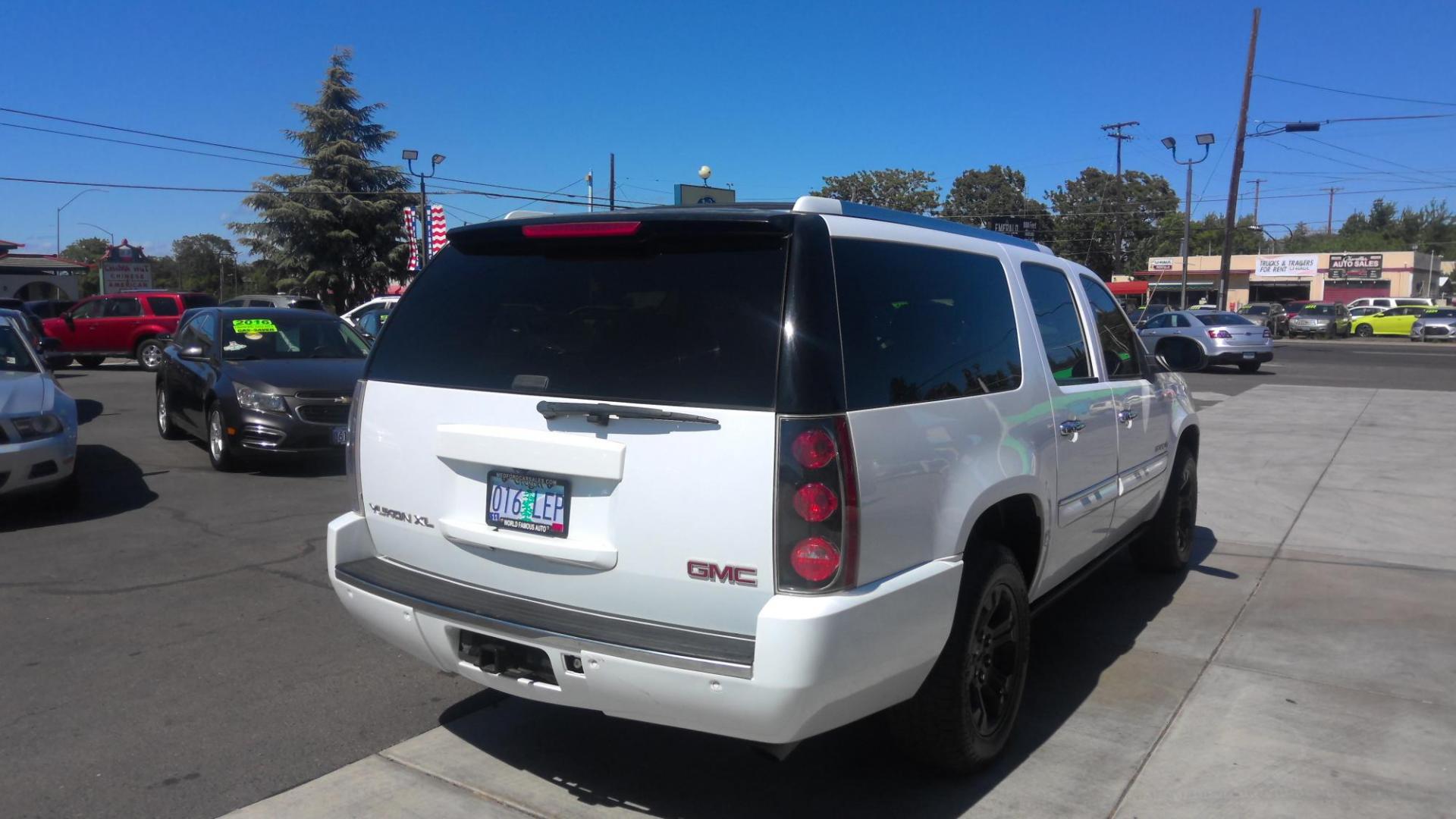 2007 WHITE GMC Yukon Denali XL AWD (1GKFK668X7J) with an 6.2L V8 OHV 16V engine, 4-Speed Automatic Overdrive transmission, located at 502 S. Riverside Avenue, Medford, OR, 97501, (541) 773-3136, 42.322803, -122.867477 - Photo#3