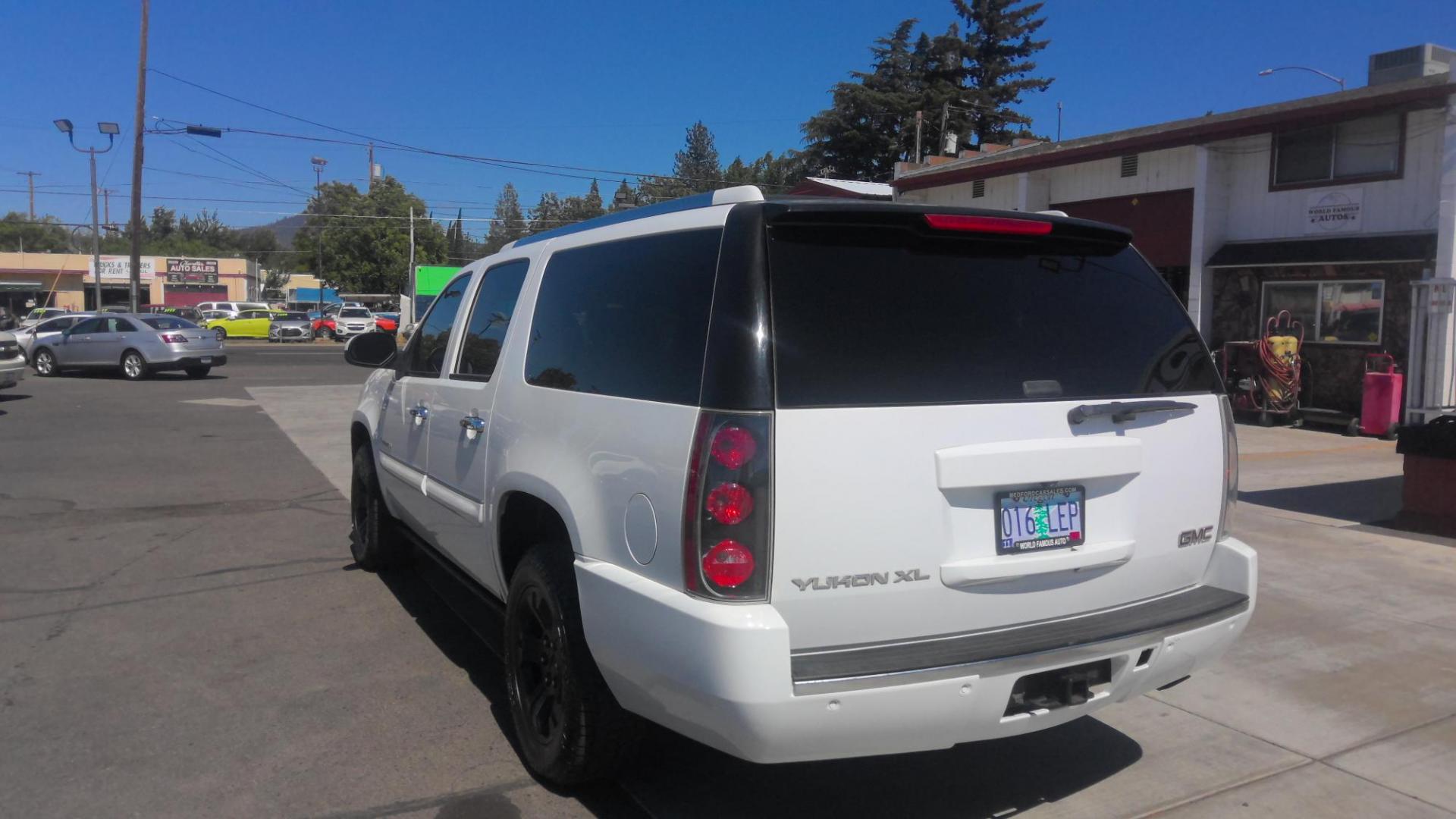 2007 WHITE GMC Yukon Denali XL AWD (1GKFK668X7J) with an 6.2L V8 OHV 16V engine, 4-Speed Automatic Overdrive transmission, located at 502 S. Riverside Avenue, Medford, OR, 97501, (541) 773-3136, 42.322803, -122.867477 - Photo#4