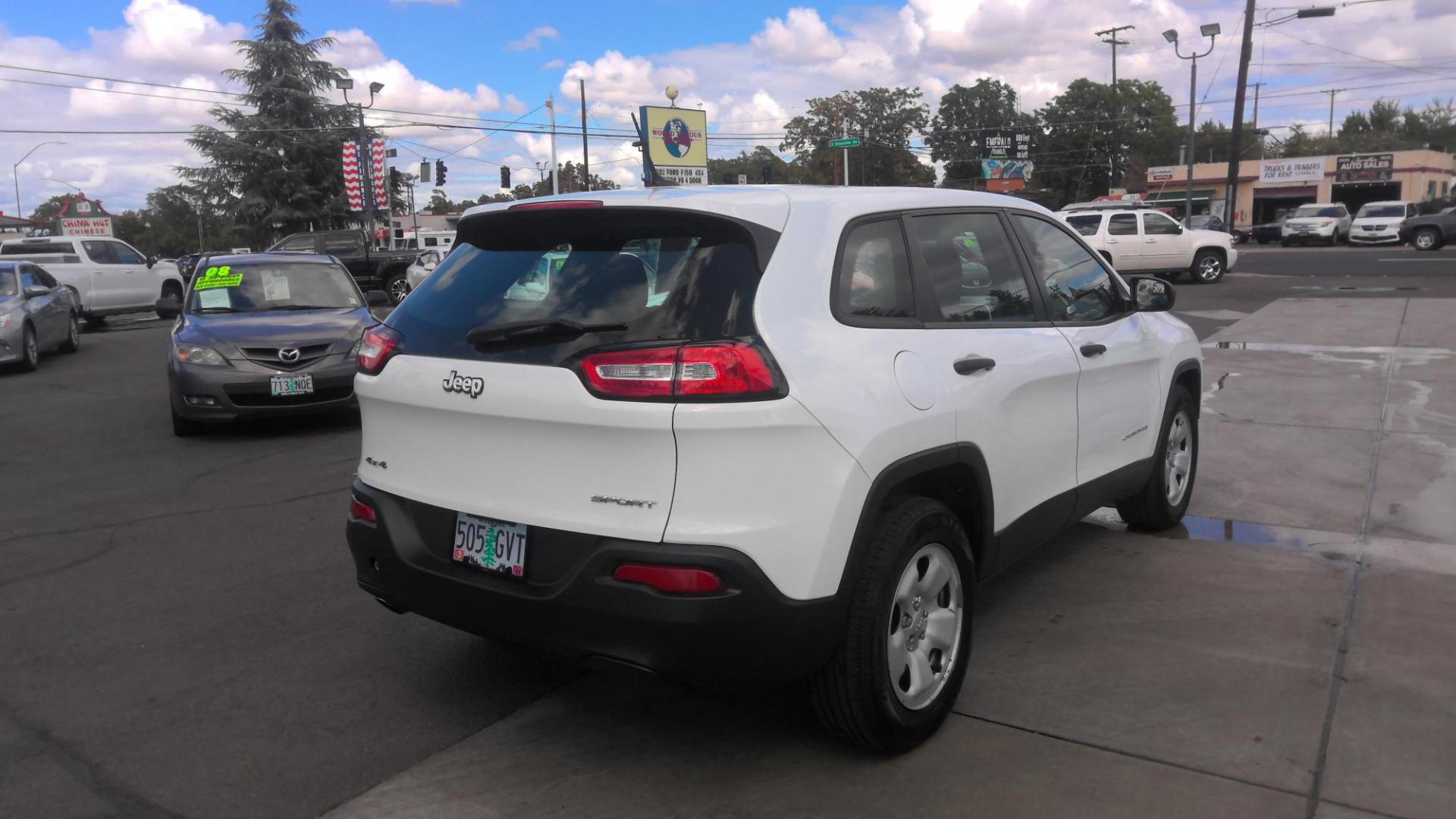 2014 WHITE Jeep Cherokee Sport 4WD (1C4PJMABXEW) with an 2.4L L4 DOHC 16V engine, 9-Speed Automatic transmission, located at 502 S. Riverside Avenue, Medford, OR, 97501, (541) 773-3136, 42.322803, -122.867477 - Photo#2