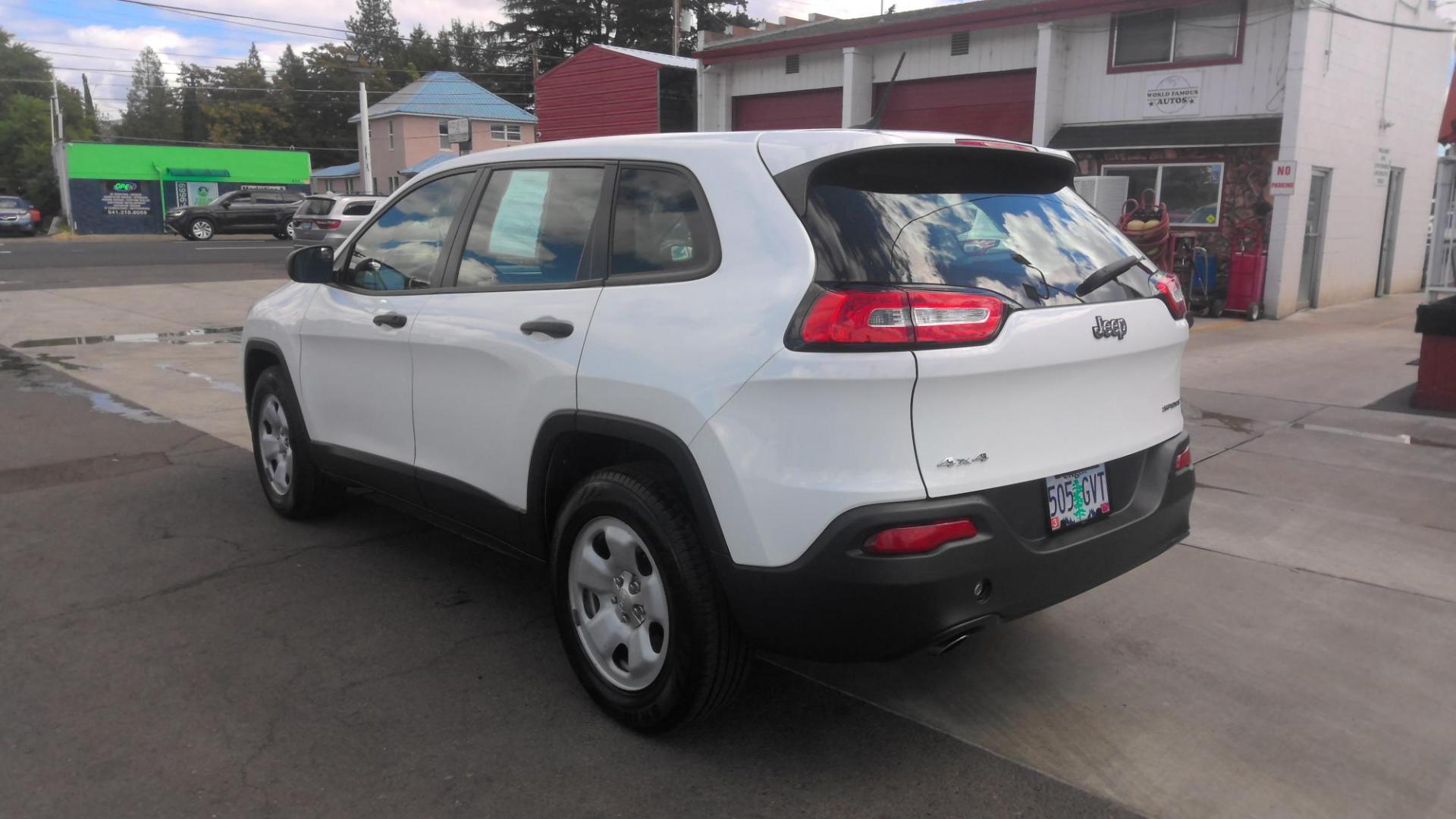 2014 WHITE Jeep Cherokee Sport 4WD (1C4PJMABXEW) with an 2.4L L4 DOHC 16V engine, 9-Speed Automatic transmission, located at 502 S. Riverside Avenue, Medford, OR, 97501, (541) 773-3136, 42.322803, -122.867477 - Photo#3