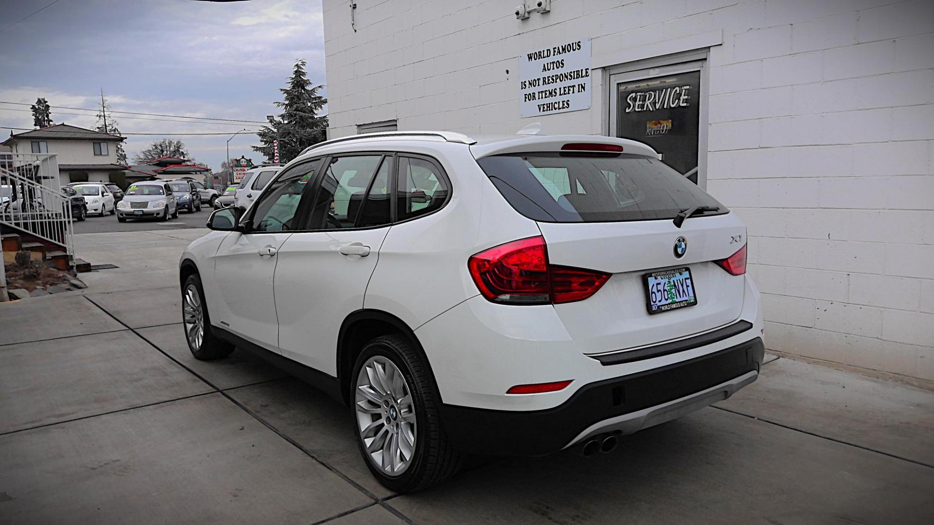 2014 WHITE BMW X1 xDrive28i (WBAVL1C59EV) with an 2.0L L4 DOHC 16V engine, 8-Speed Automatic transmission, located at 502 S. Riverside Avenue, Medford, OR, 97501, (541) 773-3136, 42.322803, -122.867477 - Photo#2