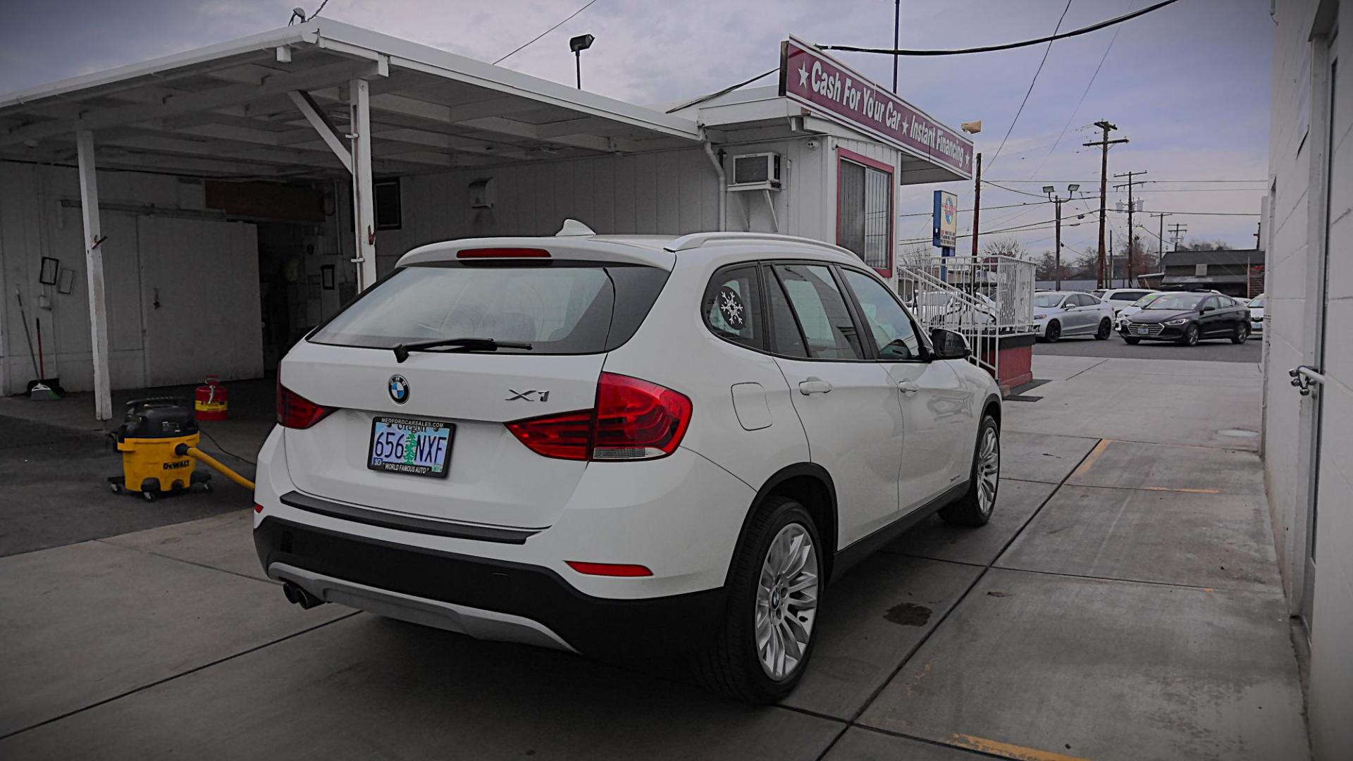 2014 WHITE BMW X1 xDrive28i (WBAVL1C59EV) with an 2.0L L4 DOHC 16V engine, 8-Speed Automatic transmission, located at 502 S. Riverside Avenue, Medford, OR, 97501, (541) 773-3136, 42.322803, -122.867477 - Photo#3