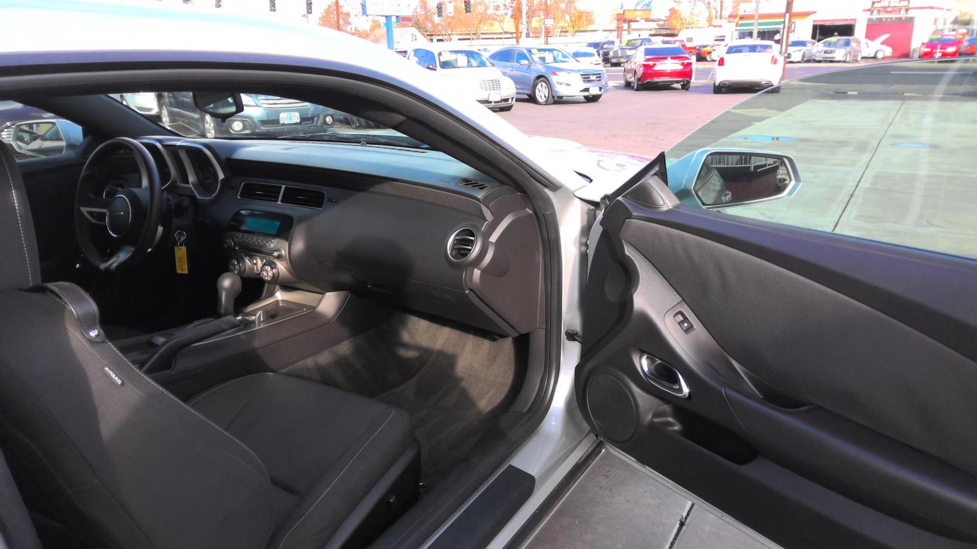 2011 SILVER Chevrolet Camaro LT1 Coupe (2G1FB1ED9B9) with an 3.6L V6 DOHC 24V engine, 6-Speed Automatic transmission, located at 502 S. Riverside Avenue, Medford, OR, 97501, (541) 773-3136, 42.322803, -122.867477 - Photo#9