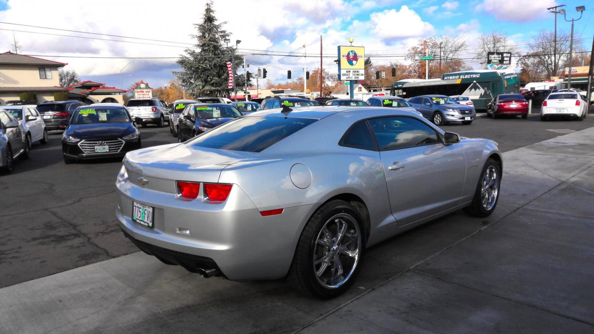 2011 SILVER Chevrolet Camaro LT1 Coupe (2G1FB1ED9B9) with an 3.6L V6 DOHC 24V engine, 6-Speed Automatic transmission, located at 502 S. Riverside Avenue, Medford, OR, 97501, (541) 773-3136, 42.322803, -122.867477 - Photo#2