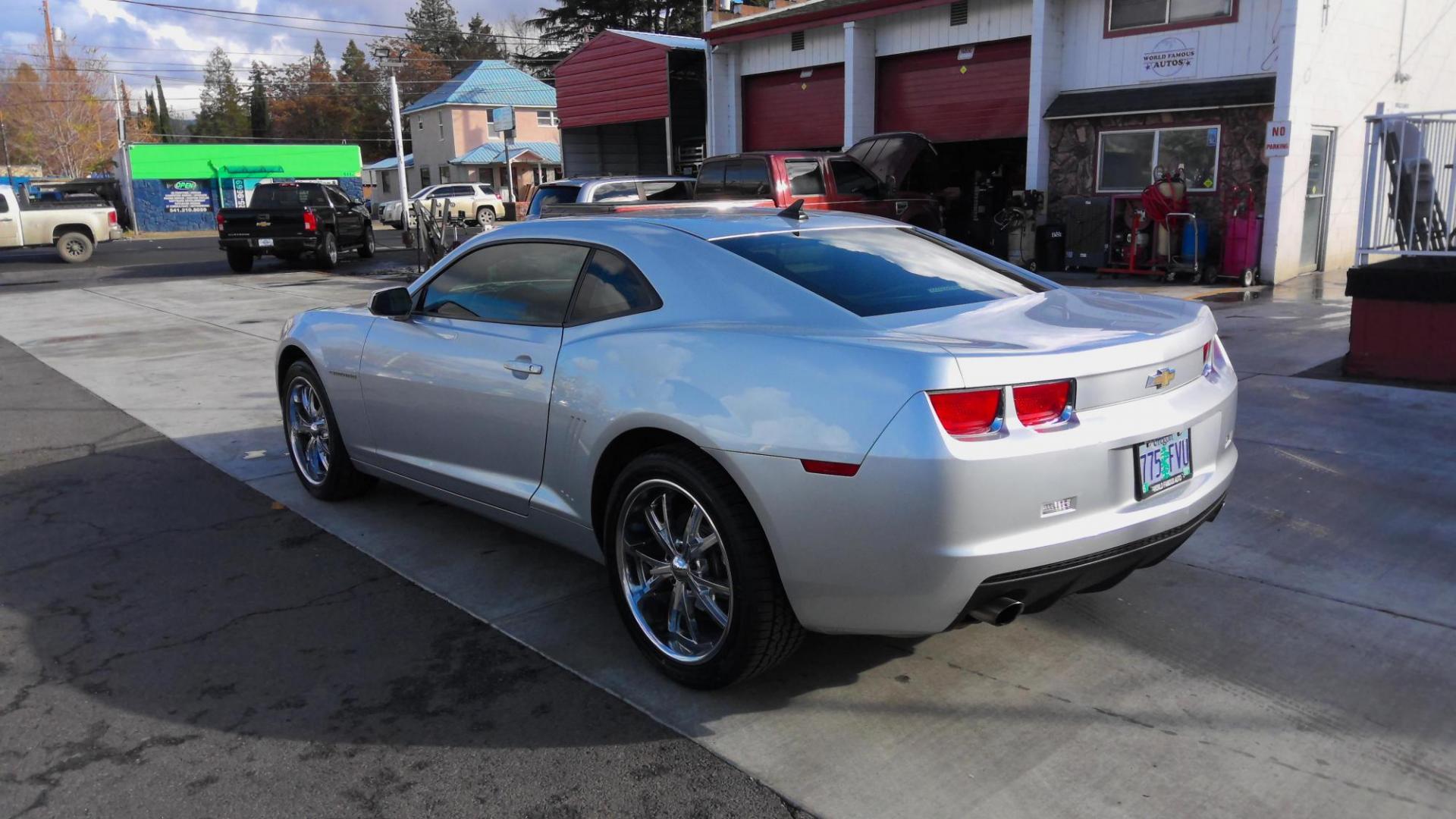 2011 SILVER Chevrolet Camaro LT1 Coupe (2G1FB1ED9B9) with an 3.6L V6 DOHC 24V engine, 6-Speed Automatic transmission, located at 502 S. Riverside Avenue, Medford, OR, 97501, (541) 773-3136, 42.322803, -122.867477 - Photo#3