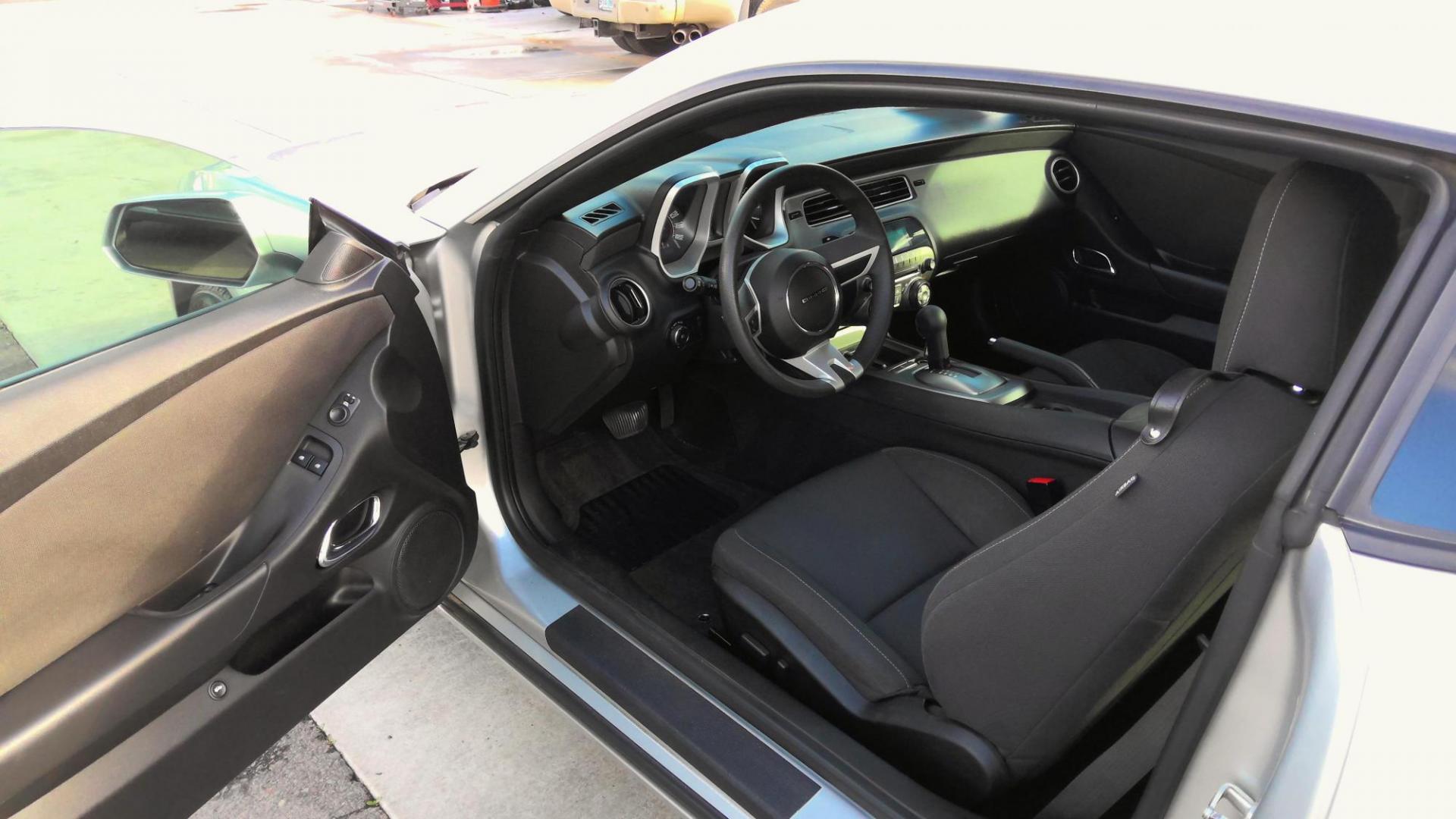 2011 SILVER Chevrolet Camaro LT1 Coupe (2G1FB1ED9B9) with an 3.6L V6 DOHC 24V engine, 6-Speed Automatic transmission, located at 502 S. Riverside Avenue, Medford, OR, 97501, (541) 773-3136, 42.322803, -122.867477 - Photo#5