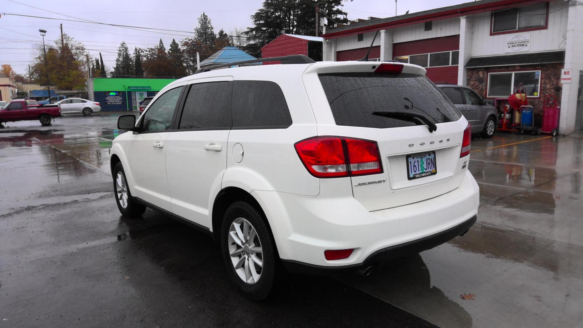 2016 WHITE Dodge Journey SXT (3C4PDCBGXGT) with an 3.6L V6 DOHC 24V engine, 4A transmission, located at 502 S. Riverside Avenue, Medford, OR, 97501, (541) 773-3136, 42.322803, -122.867477 - Photo#4