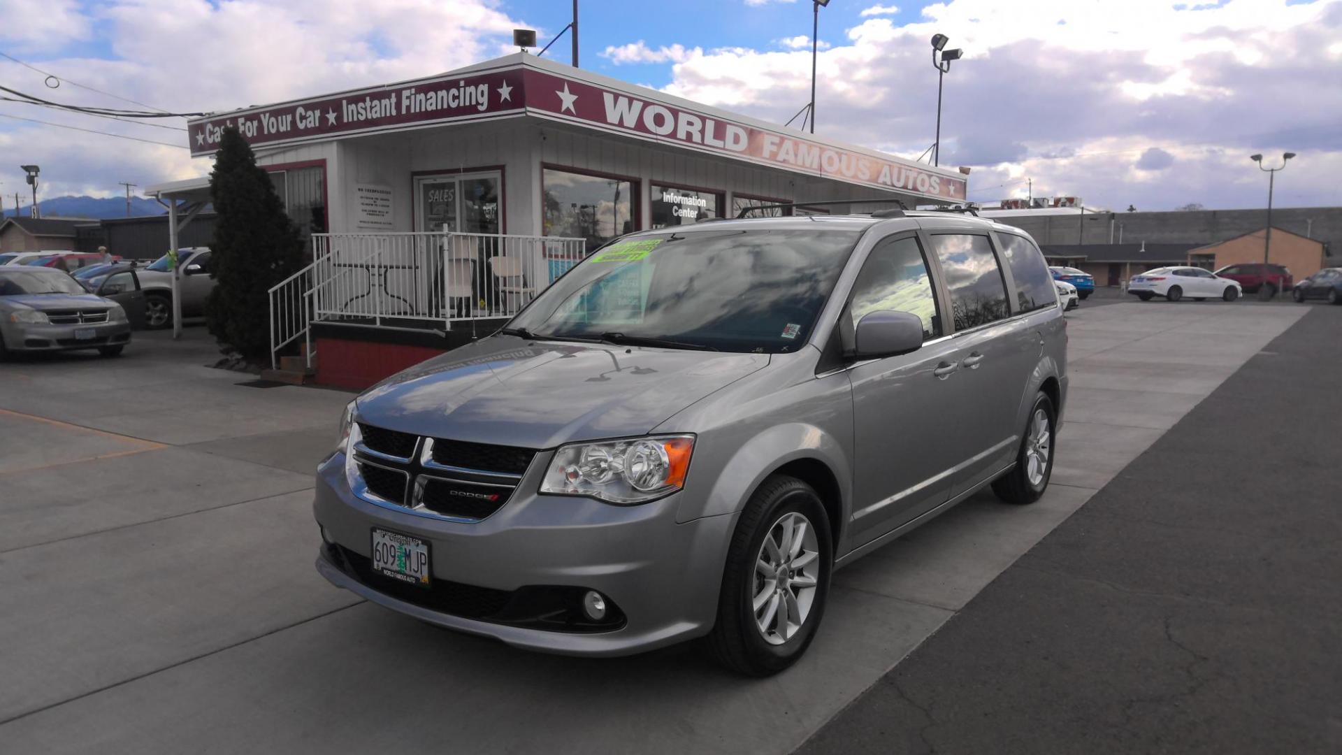 2019 GRAY Dodge Grand Caravan SXT (2C4RDGCG6KR) with an 3.6L V6 DOHC 24V engine, 6A transmission, located at 502 S. Riverside Avenue, Medford, OR, 97501, (541) 773-3136, 42.322803, -122.867477 - Photo#0