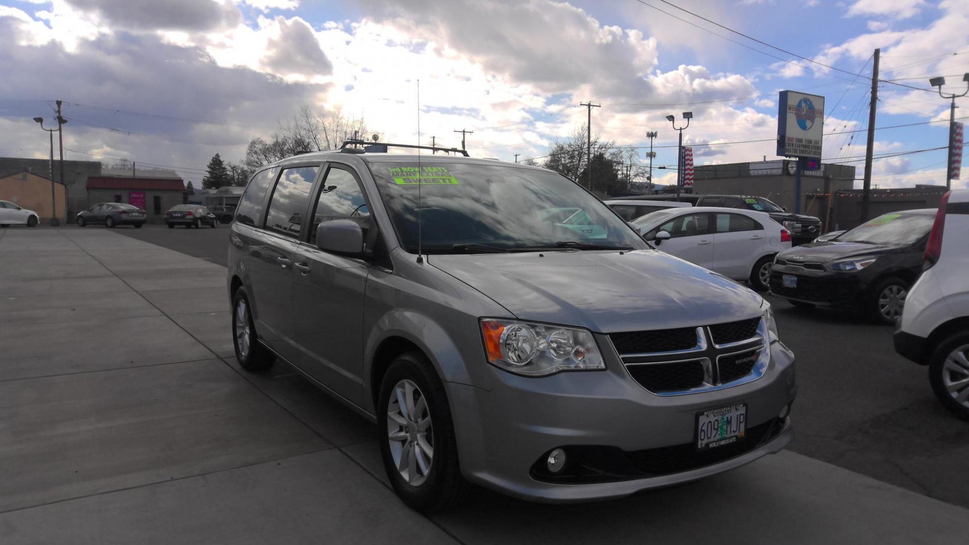 2019 GRAY Dodge Grand Caravan SXT (2C4RDGCG6KR) with an 3.6L V6 DOHC 24V engine, 6A transmission, located at 502 S. Riverside Avenue, Medford, OR, 97501, (541) 773-3136, 42.322803, -122.867477 - Photo#1