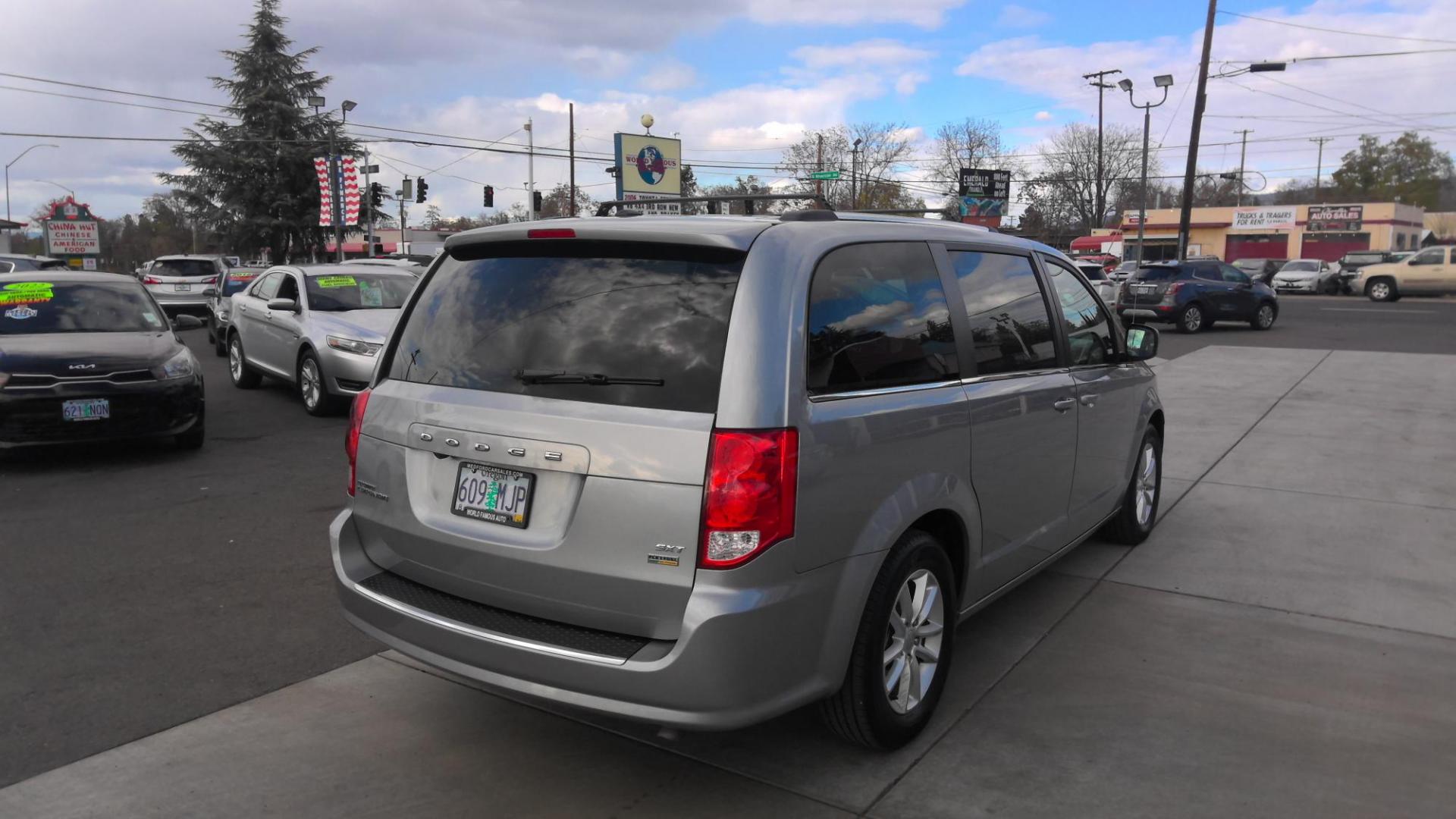 2019 GRAY Dodge Grand Caravan SXT (2C4RDGCG6KR) with an 3.6L V6 DOHC 24V engine, 6A transmission, located at 502 S. Riverside Avenue, Medford, OR, 97501, (541) 773-3136, 42.322803, -122.867477 - Photo#2