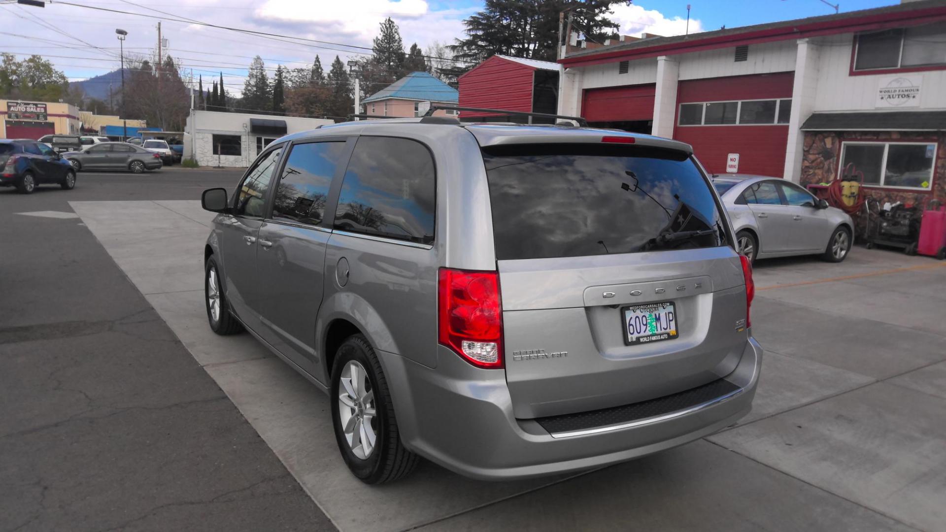 2019 GRAY Dodge Grand Caravan SXT (2C4RDGCG6KR) with an 3.6L V6 DOHC 24V engine, 6A transmission, located at 502 S. Riverside Avenue, Medford, OR, 97501, (541) 773-3136, 42.322803, -122.867477 - Photo#3