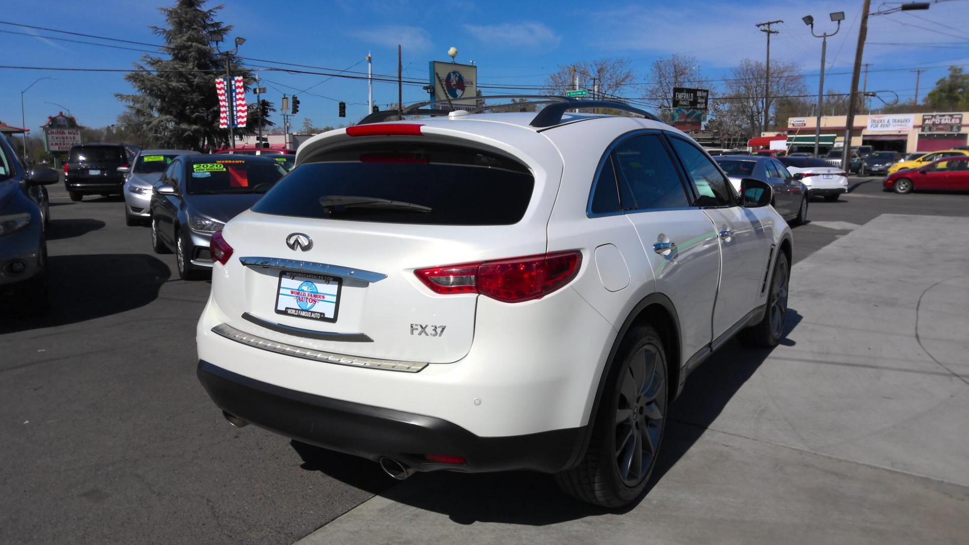 2013 WHITE Infiniti FX FX37 AWD (JN8CS1MW3DM) with an 3.7L V6 DOHC 24V engine, 5-Speed Automatic transmission, located at 502 S. Riverside Avenue, Medford, OR, 97501, (541) 773-3136, 42.322803, -122.867477 - Photo#2