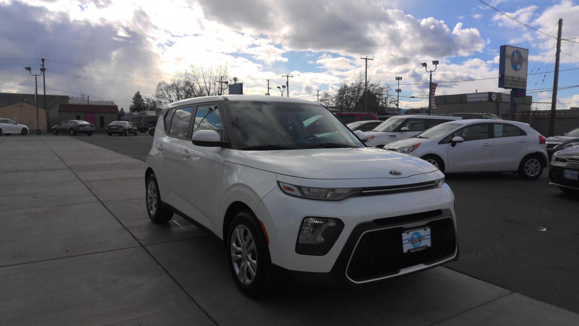 2020 WHITE Kia Soul S (KNDJ23AUXL7) with an 2.0L L4 DOHC 16V engine, CVT transmission, located at 502 S. Riverside Avenue, Medford, OR, 97501, (541) 773-3136, 42.322803, -122.867477 - Photo#1