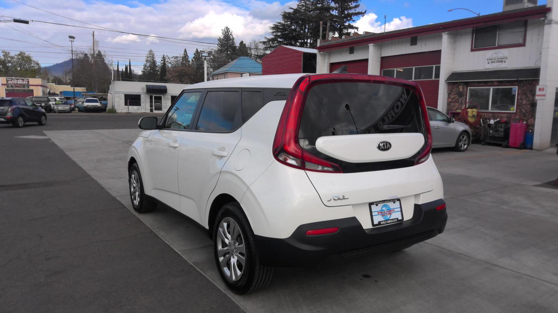 2020 WHITE Kia Soul S (KNDJ23AUXL7) with an 2.0L L4 DOHC 16V engine, CVT transmission, located at 502 S. Riverside Avenue, Medford, OR, 97501, (541) 773-3136, 42.322803, -122.867477 - Photo#3