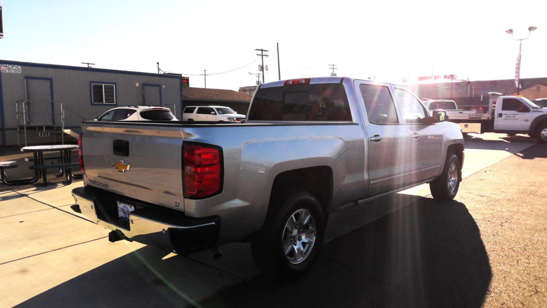 2018 SILVER Chevrolet Silverado 1500 LT Crew Cab Long Box 4WD (3GCUKRECXJG) with an 5.3L V8 OHV 16V engine, 6A transmission, located at 502 S. Riverside Avenue, Medford, OR, 97501, (541) 773-3136, 42.322803, -122.867477 - Photo#3