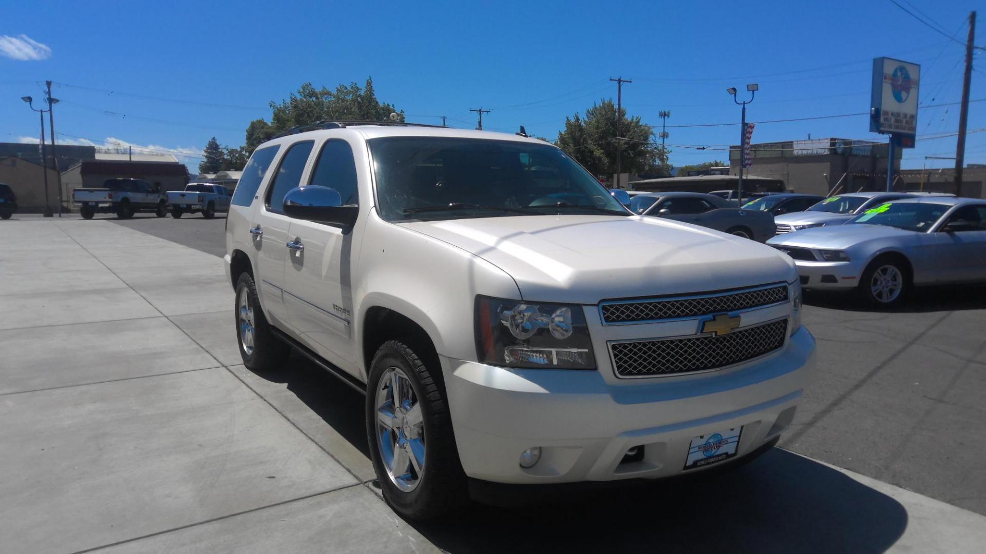 2013 WHITE Chevrolet Tahoe LTZ 4WD (1GNSKCE05DR) with an 5.3L V8 OHV 16V FFV engine, 6-Speed Automatic transmission, located at 502 S. Riverside Avenue, Medford, OR, 97501, (541) 773-3136, 42.322803, -122.867477 - Photo#1