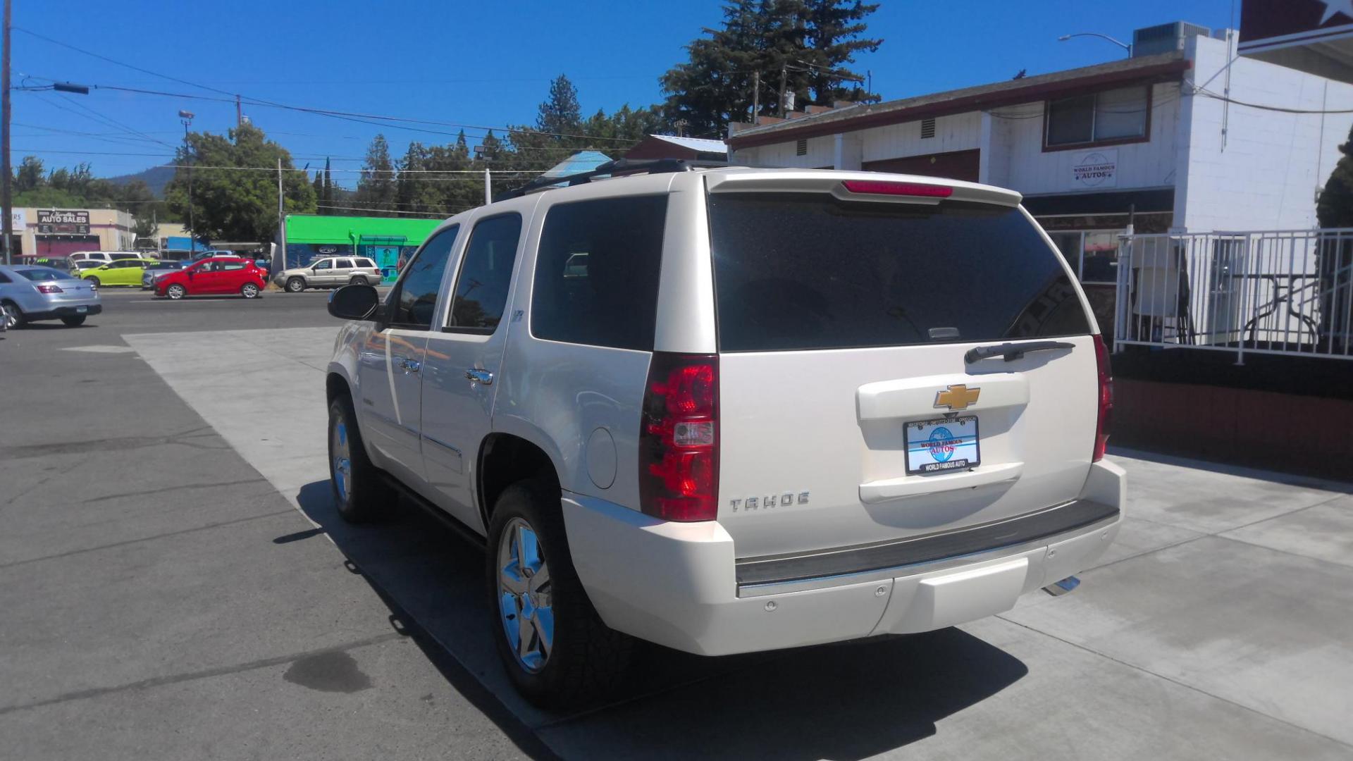 2013 WHITE Chevrolet Tahoe LTZ 4WD (1GNSKCE05DR) with an 5.3L V8 OHV 16V FFV engine, 6-Speed Automatic transmission, located at 502 S. Riverside Avenue, Medford, OR, 97501, (541) 773-3136, 42.322803, -122.867477 - Photo#3