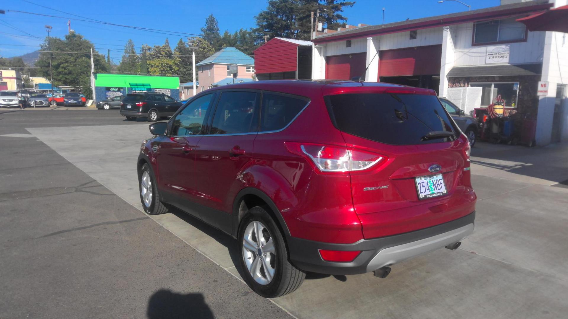 2014 RED Ford Escape SE FWD (1FMCU0G96EU) with an 2.0L L4 DOHC 16V engine, 6-Speed Automatic transmission, located at 502 S. Riverside Avenue, Medford, OR, 97501, (541) 773-3136, 42.322803, -122.867477 - Photo#3